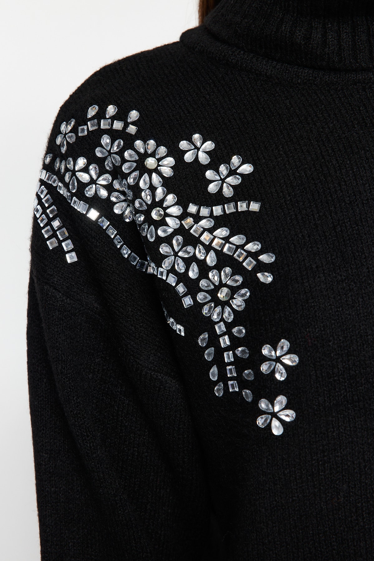 Trendyol Collection Černý pletený svetr s rolákem – měkká textura s detailem kamene Twoaw24Kz00188