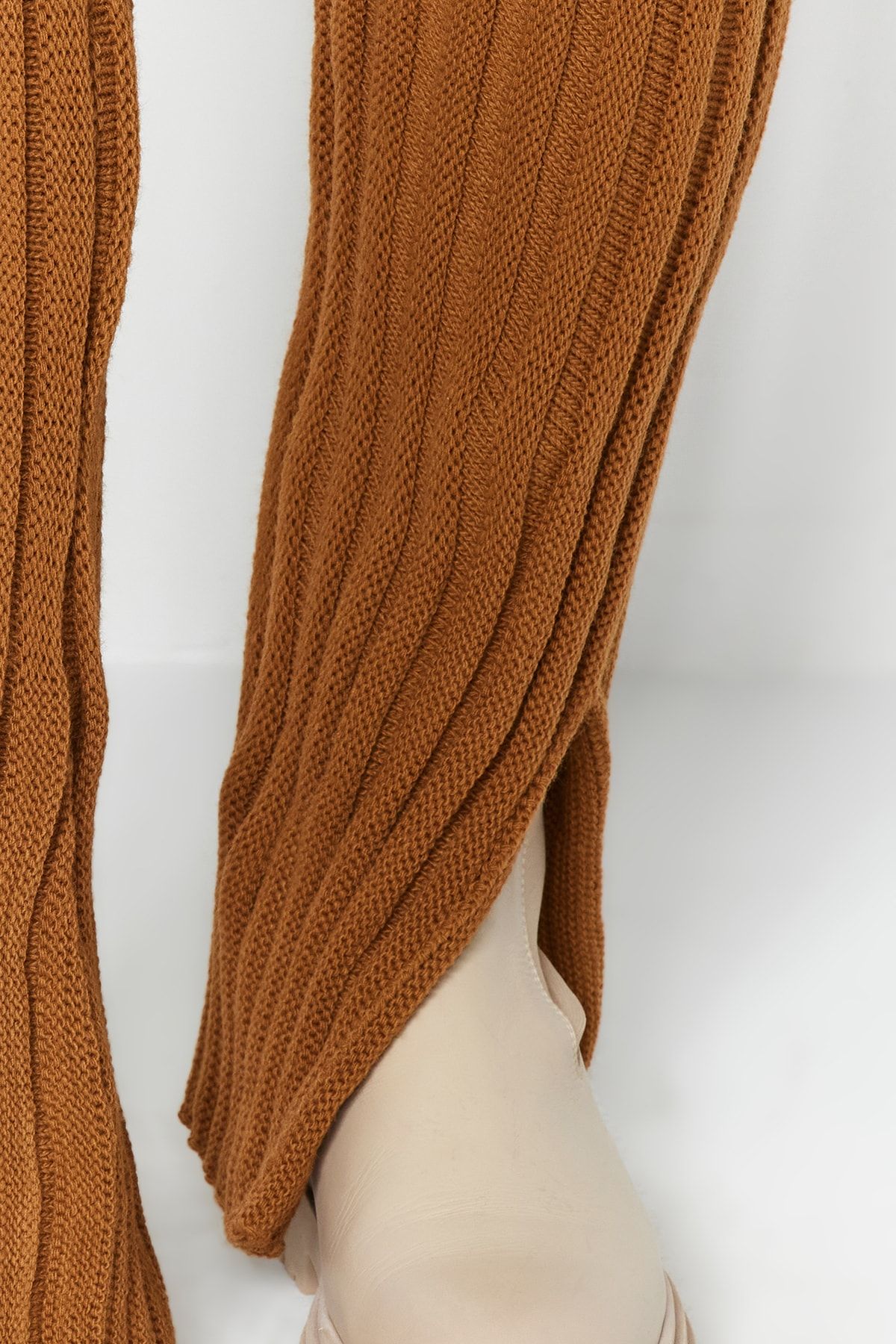 Trendyol Collection-Set aus Hose und Oberteil aus Strick in Braun mit Schlitzdetails TWOAW24AU00013 4