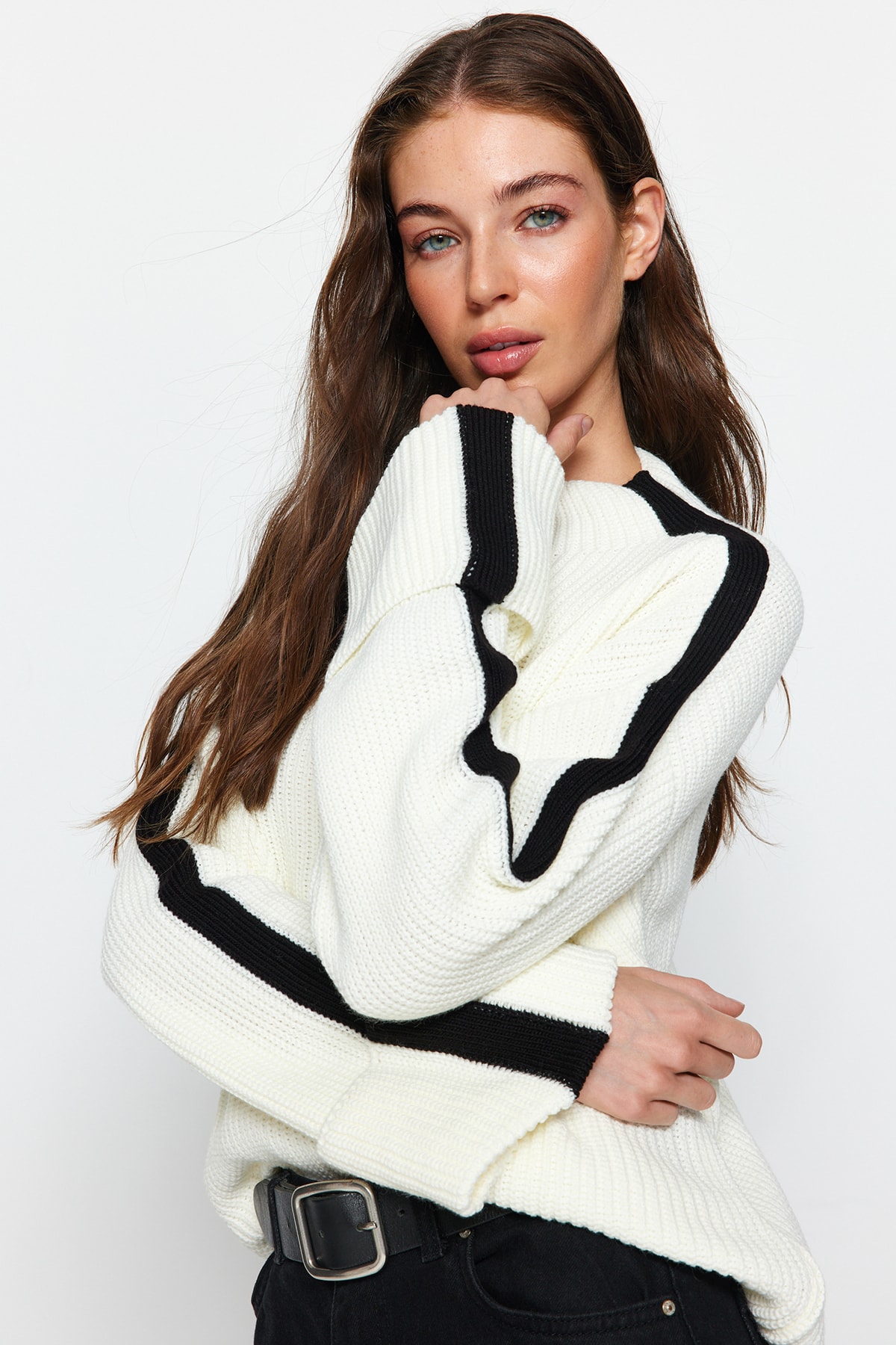 Trendyol Collection Ecru Wide Fit pletený svetr s širokým rukávem TWOAW24KZ00663