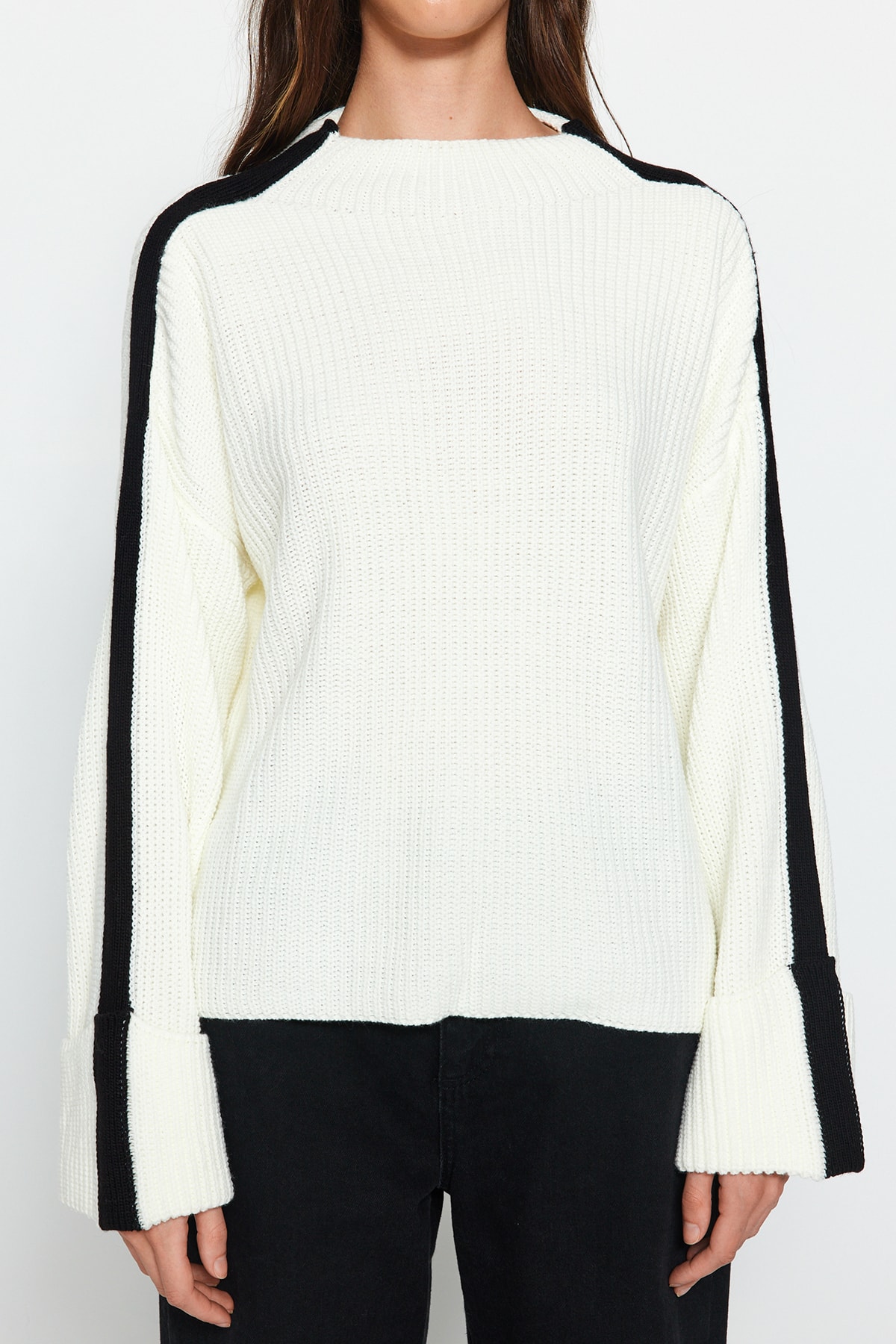 Trendyol Collection Ecru Wide Fit pletený svetr s širokým rukávem TWOAW24KZ00663