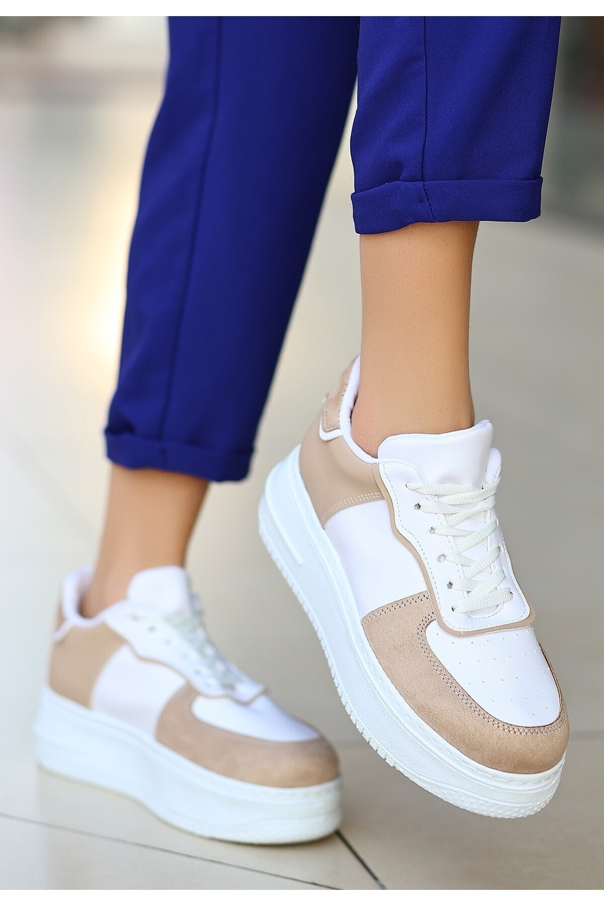 Wondi Beyaz Cilt Vizon Detaylı Bağcıklı Spor Ayakkabı