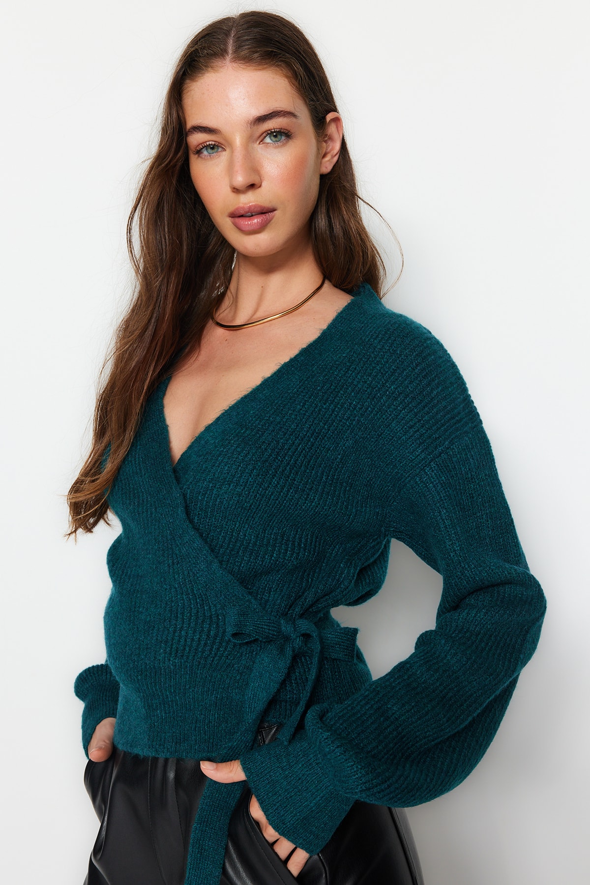 Trendyol Collection Petrolfarbene Strickjacke mit weicher Struktur und zweireihigem Kragen TWOAW24HI00282