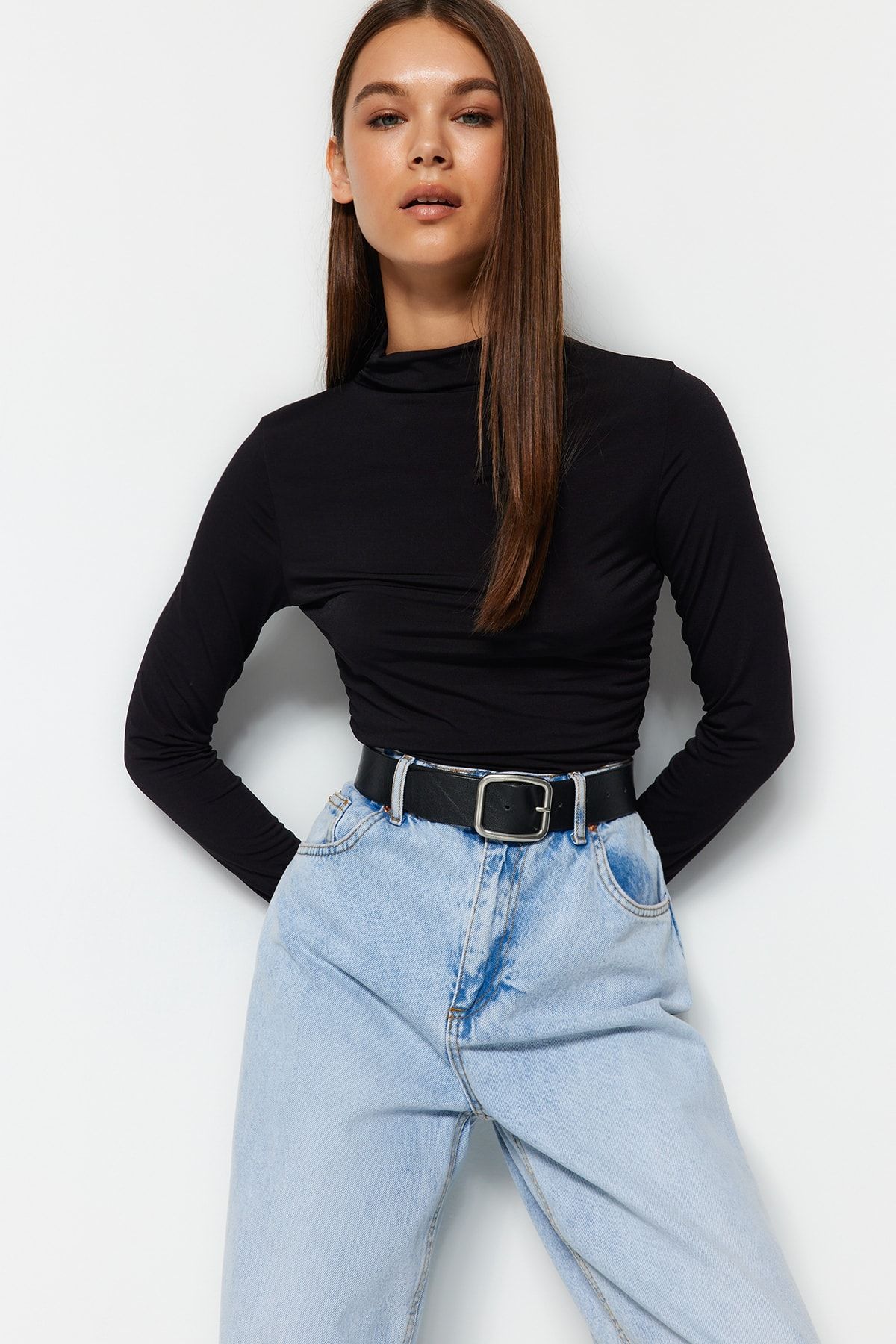 Trendyol Collection Fekete Gather részletes, magas gallérral illeszkedő/hosszú ujjú, rugalmas, kötött blúz TWOAW24BZ00018