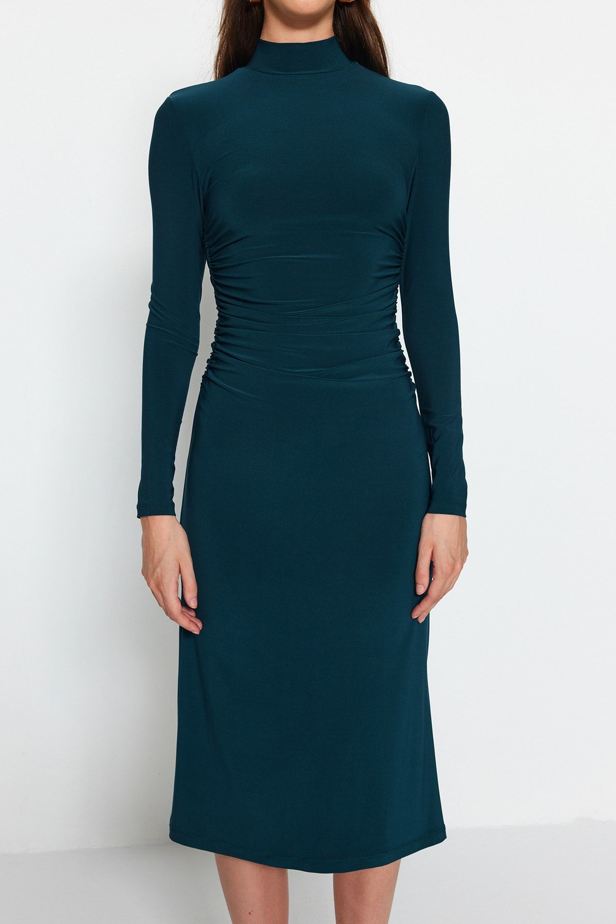 Trendyol Collection-Smaragdově zelené splývavé šaty s vysokým límcem v A-Line Flexibilní midi pletené šaty TWOAW24EL00133 3