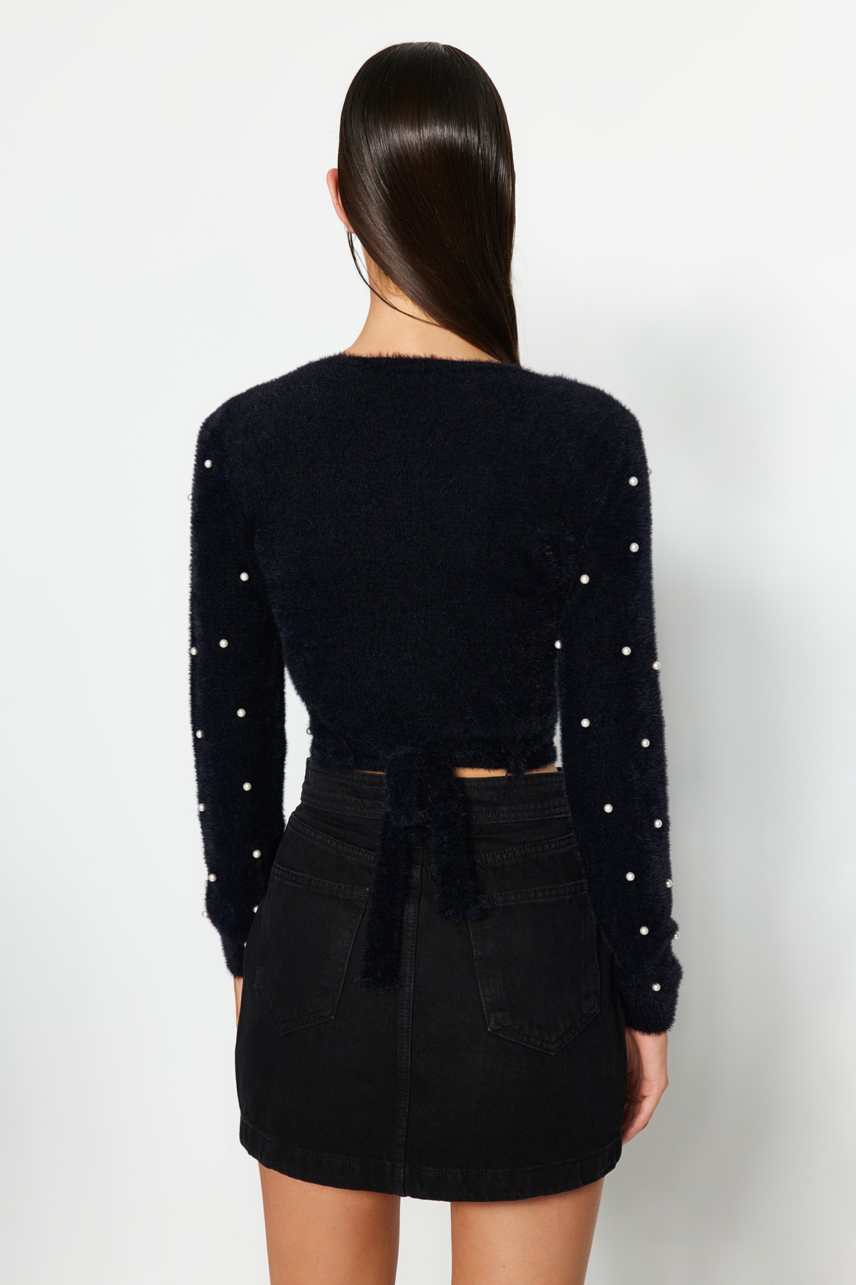 Trendyol Collection Super Crop fekete kötöttáru pulóver - gyöngyház részlet, toll/szakáll fonal TWOAW24KZ00228