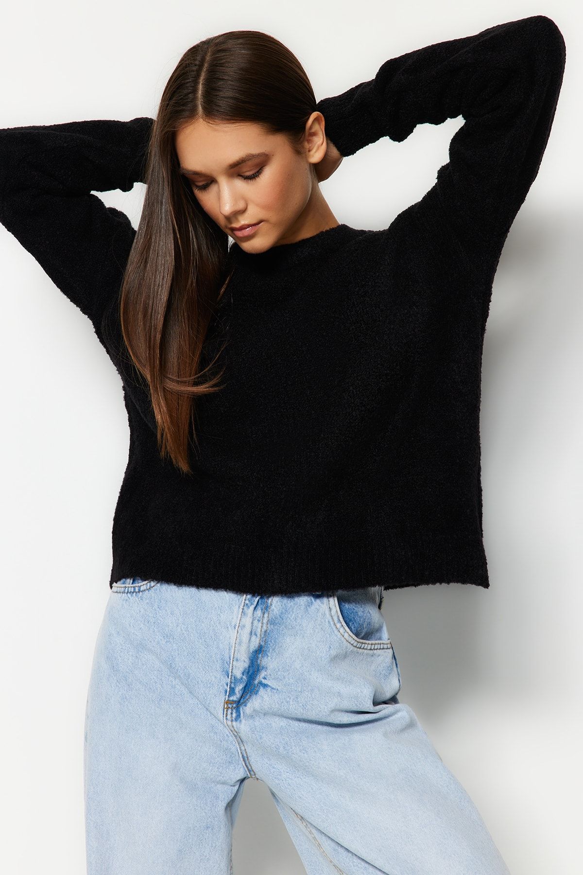 Trendyol Collection Czarny Sweter Z Dzianiny Boucle Z Okrągłym Dekoltem Kobieta - M