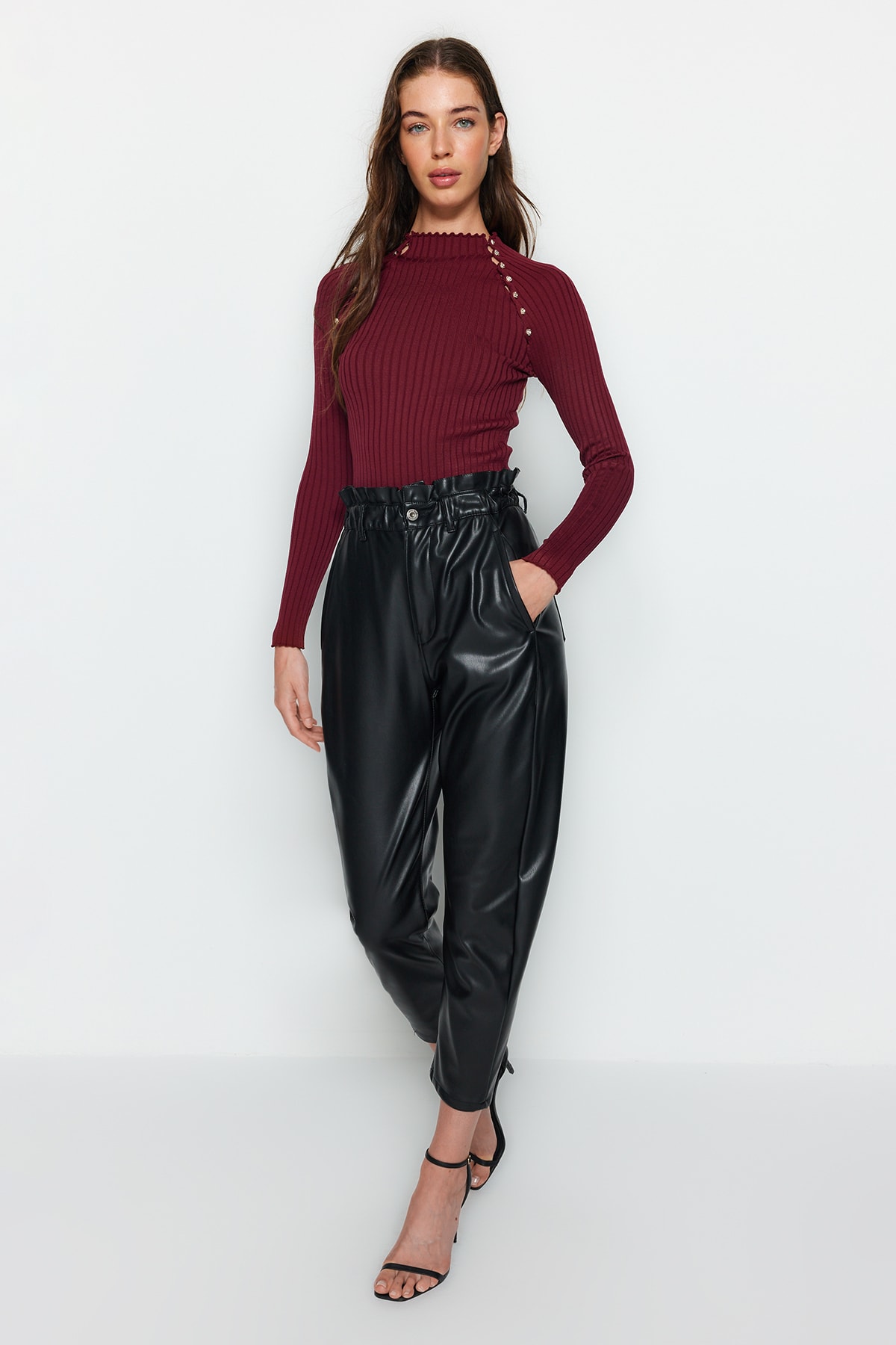 Trendyol Collection Weinroter Strickpullover mit Fenster/Ausschnitt und Accessoire-Detail TWOAW24KZ00225