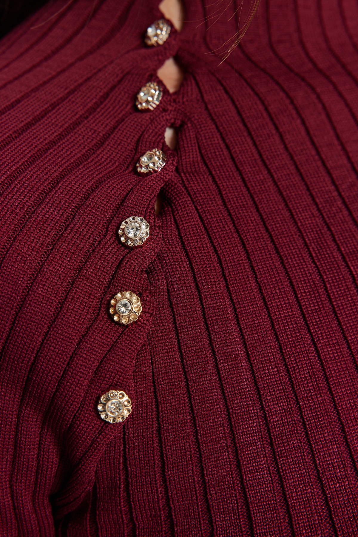 Trendyol Collection Weinroter Strickpullover mit Fenster/Ausschnitt und Accessoire-Detail TWOAW24KZ00225