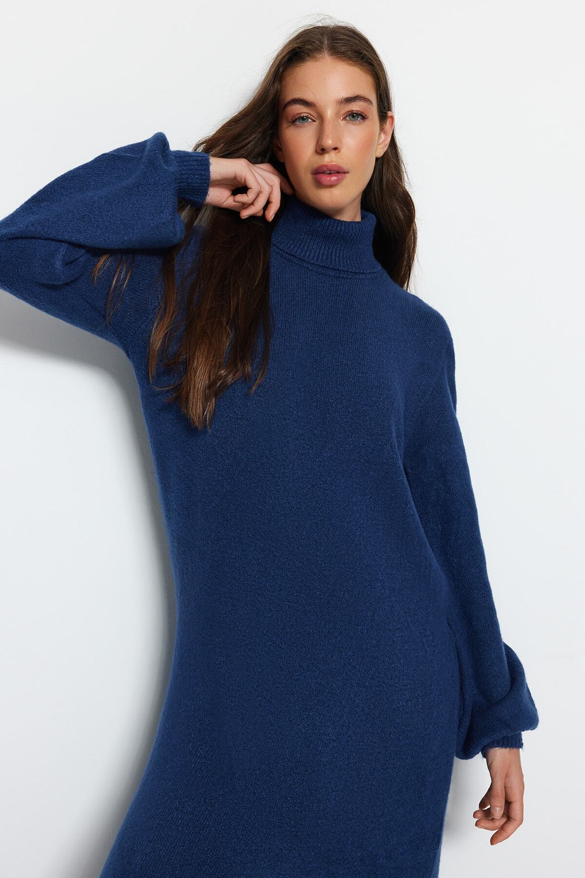 Trendyol Collection Sukienka sweterkowa midi z miękkiej teksturowanej dzianiny w kolorze indygo - TWOAW24EL00033