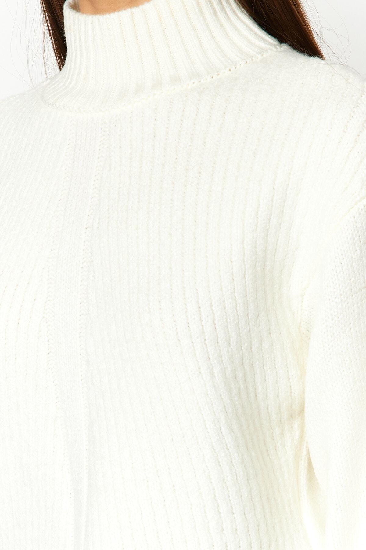 Trendyol Collection-Sweter z miękkiej teksturowanej dzianiny w kolorze ecru ze stójką TWOAW24KZ00320 5