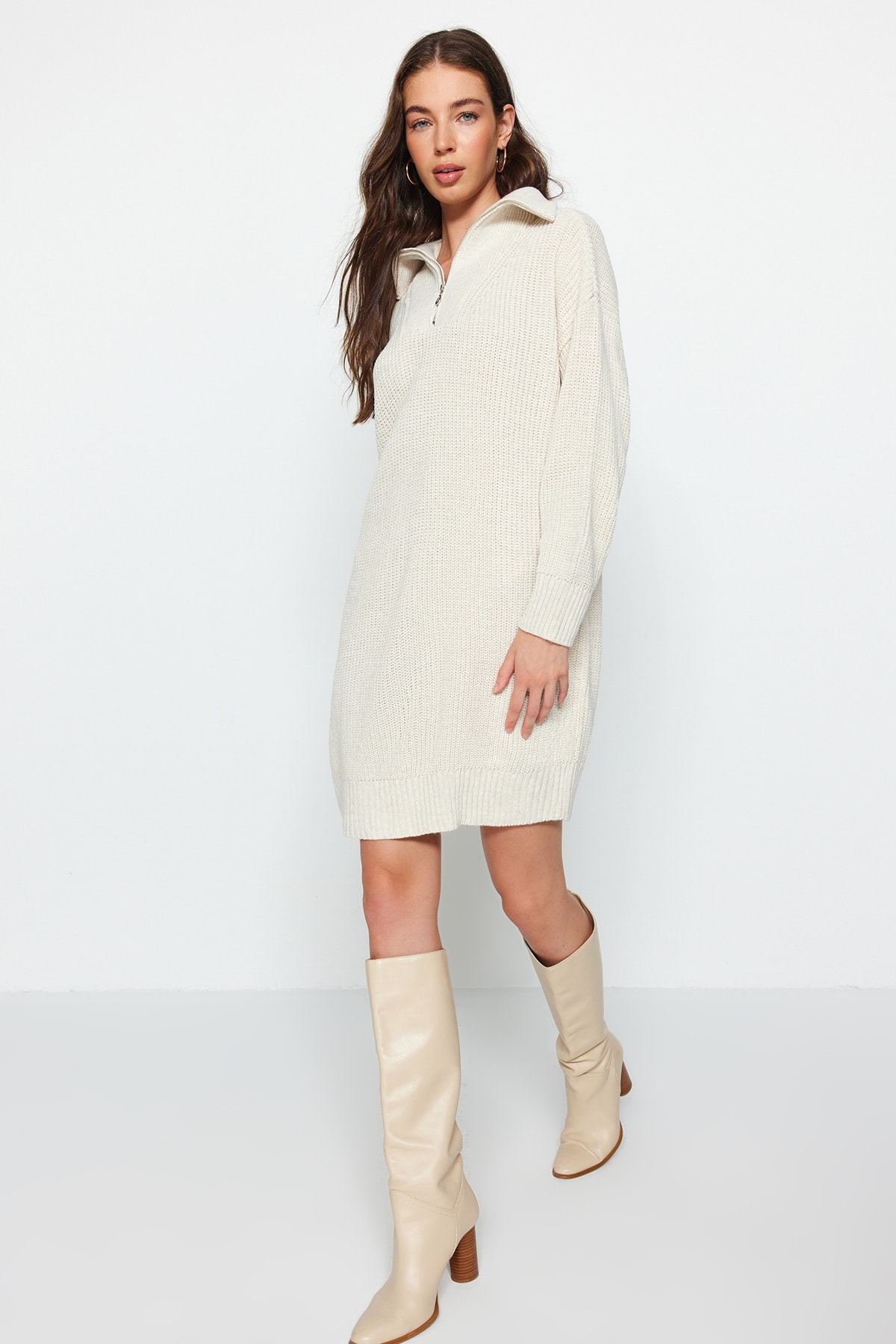 Trendyol Collection Sukienka mini z dzianiny w kolorze kamienia, zapinana na zamek TWOAW24EL00062