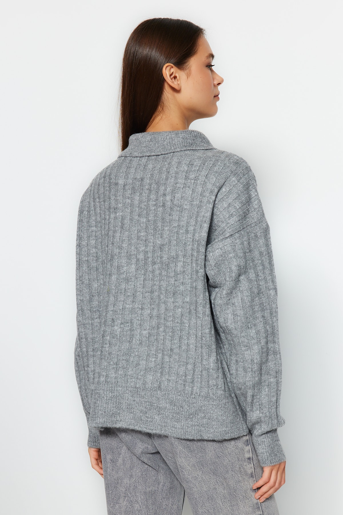 Trendyolmilla  Gri Yumuşak Dokulu Polo Yaka Triko Kazak TWOAW24KZ00678 - Görsel 5