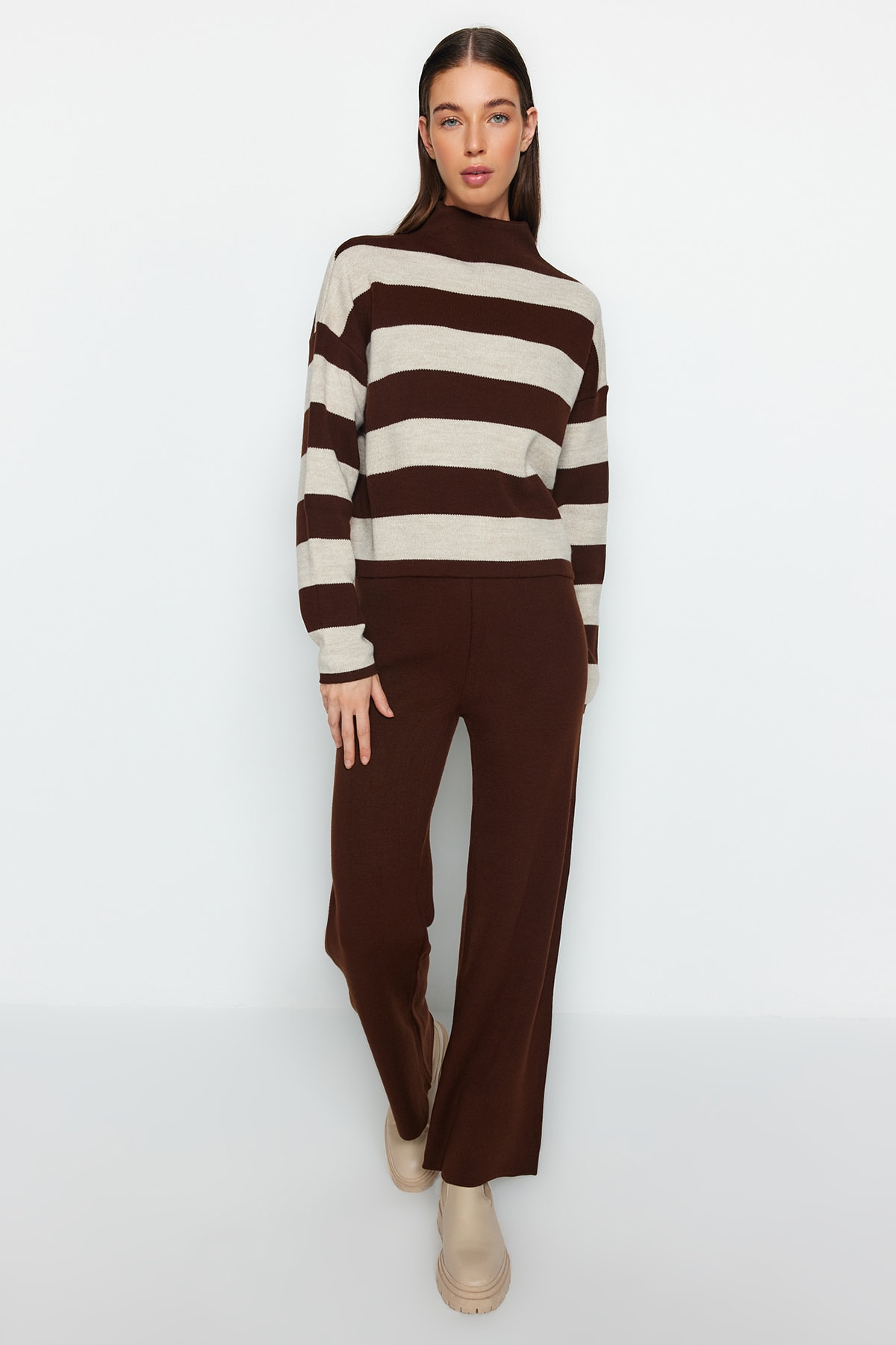 Kolekcia Trendyol Hnedý pruhovaný pletený oblek Wide Fit - TWOAW24AU00020
