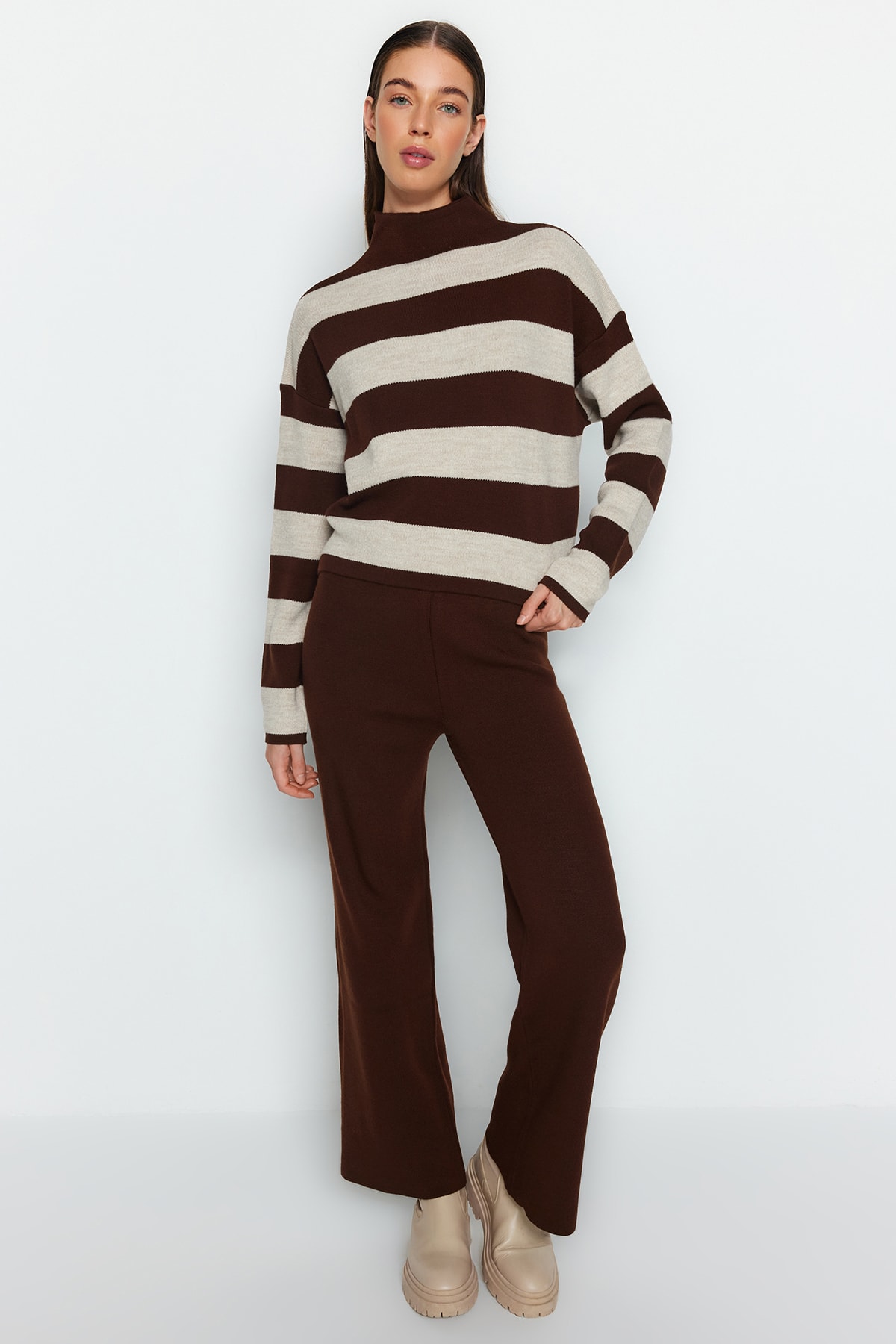 Kolekcia Trendyol Hnedý pruhovaný pletený oblek Wide Fit - TWOAW24AU00020