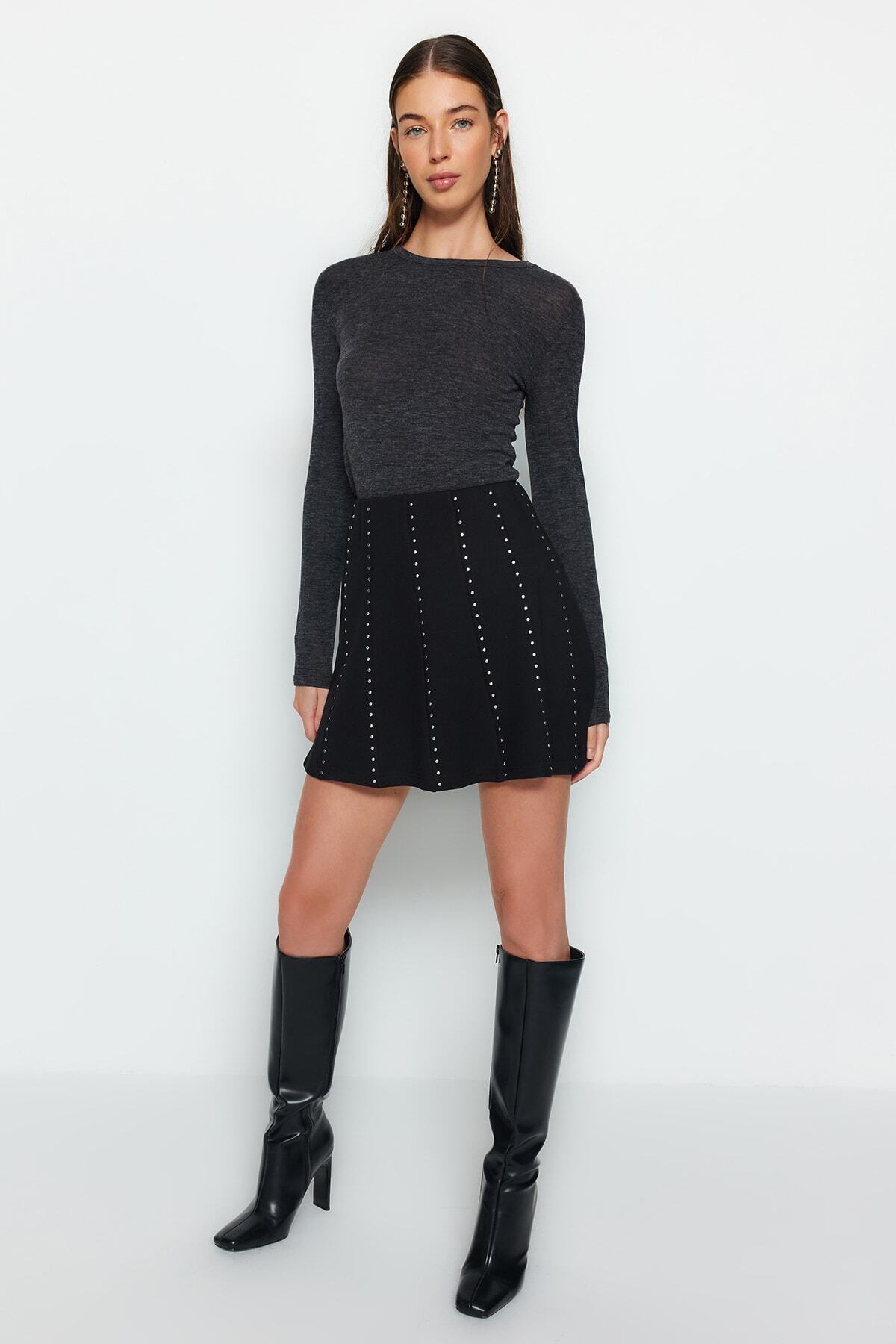 Trendyolmilla  Siyah Taş Aksesuarlı Mini Skater/Belden Açılan Örme Etek TWOAW24ET00075 - Görsel 3