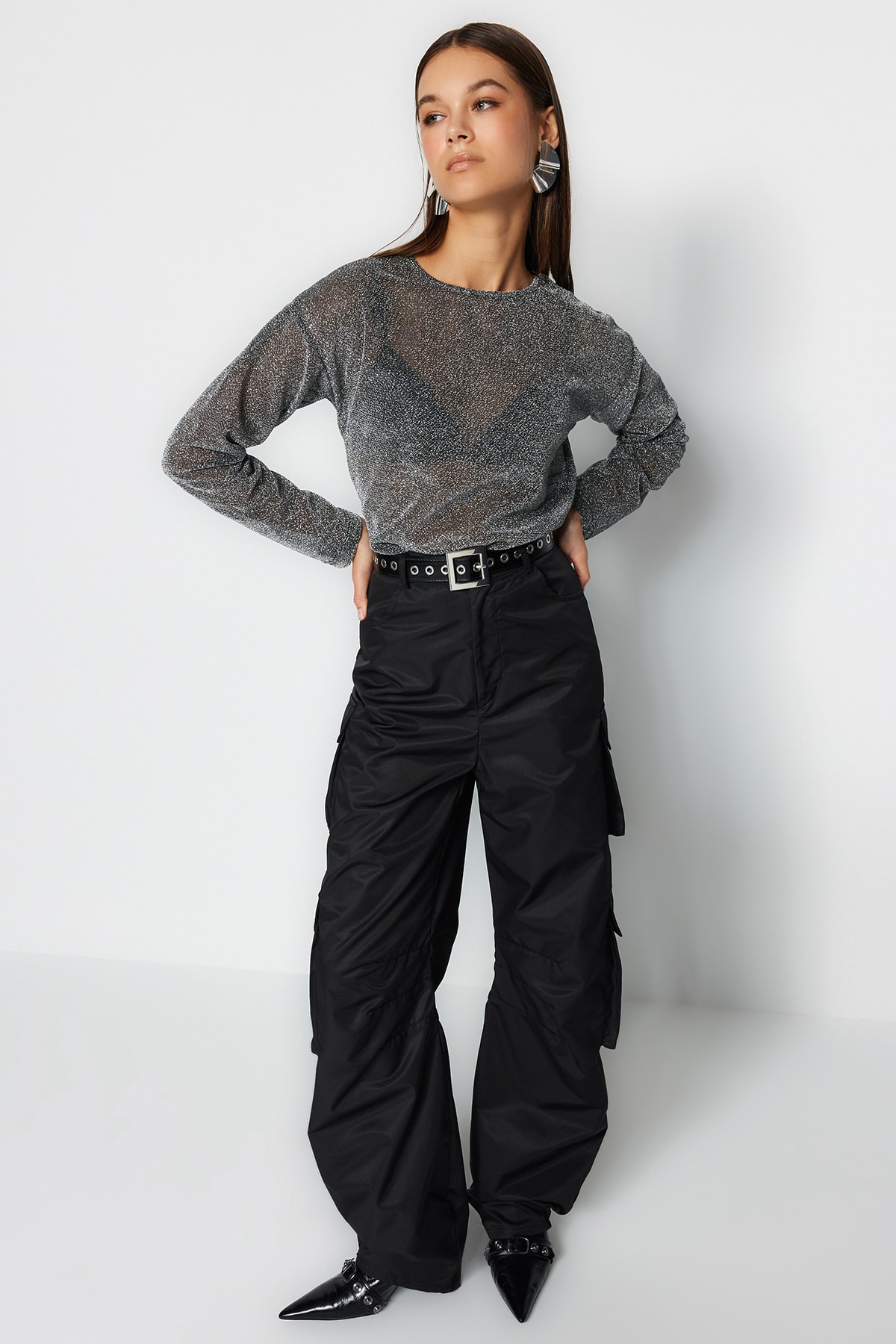 Kolekcia Trendyol Čierna lurexová pletená blúzka s výstrihom z obyčajného/normálneho strihu TWOAW24BZ00019