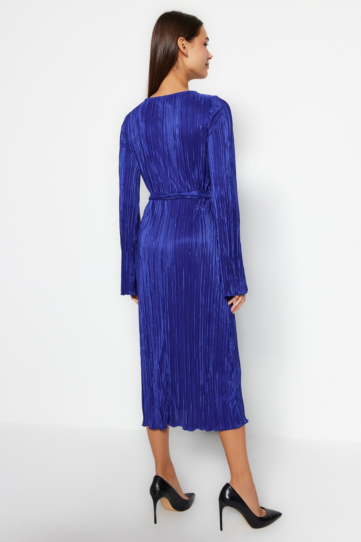 Trendyol Collection-Marineblaues Midi-Strickkleid in A-Linie mit ausgestellten Ärmeln aus Premium-Plisseestoff mit detailliertem Ausschnitt TWOAW24EL00125 6