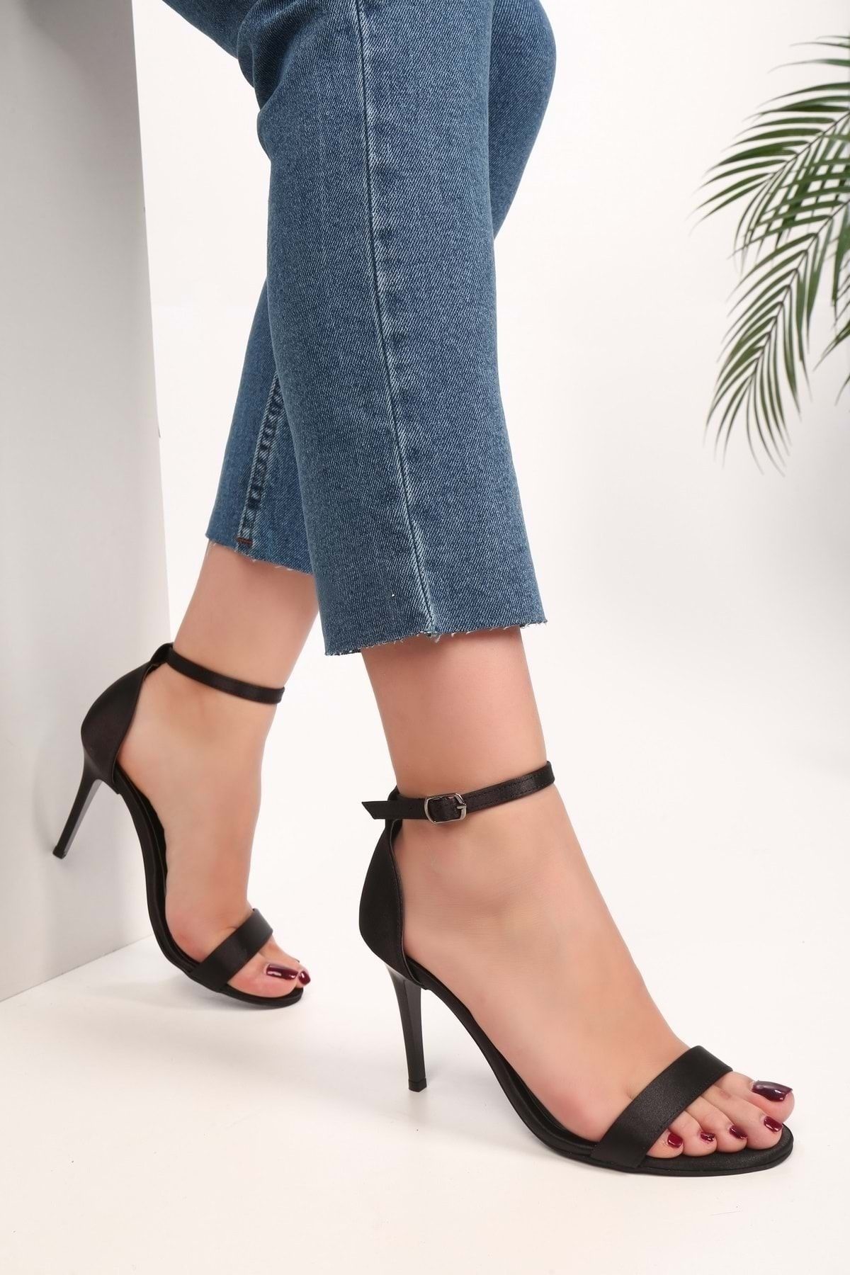 Single strap heels 2025