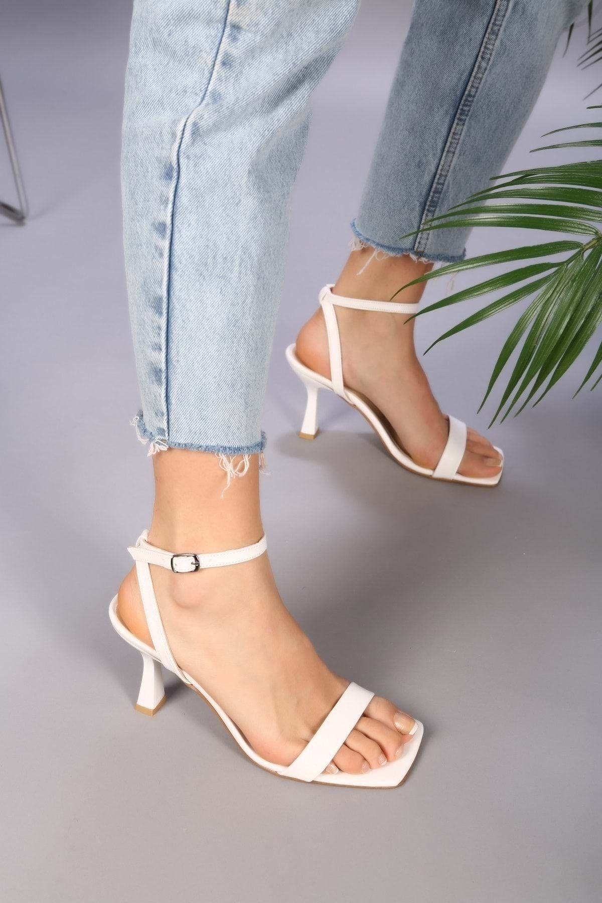 Shoeberry Damen-Schuhe „Venna White Skin“ mit einzelnem Riemen und Absatz -  Trendyol