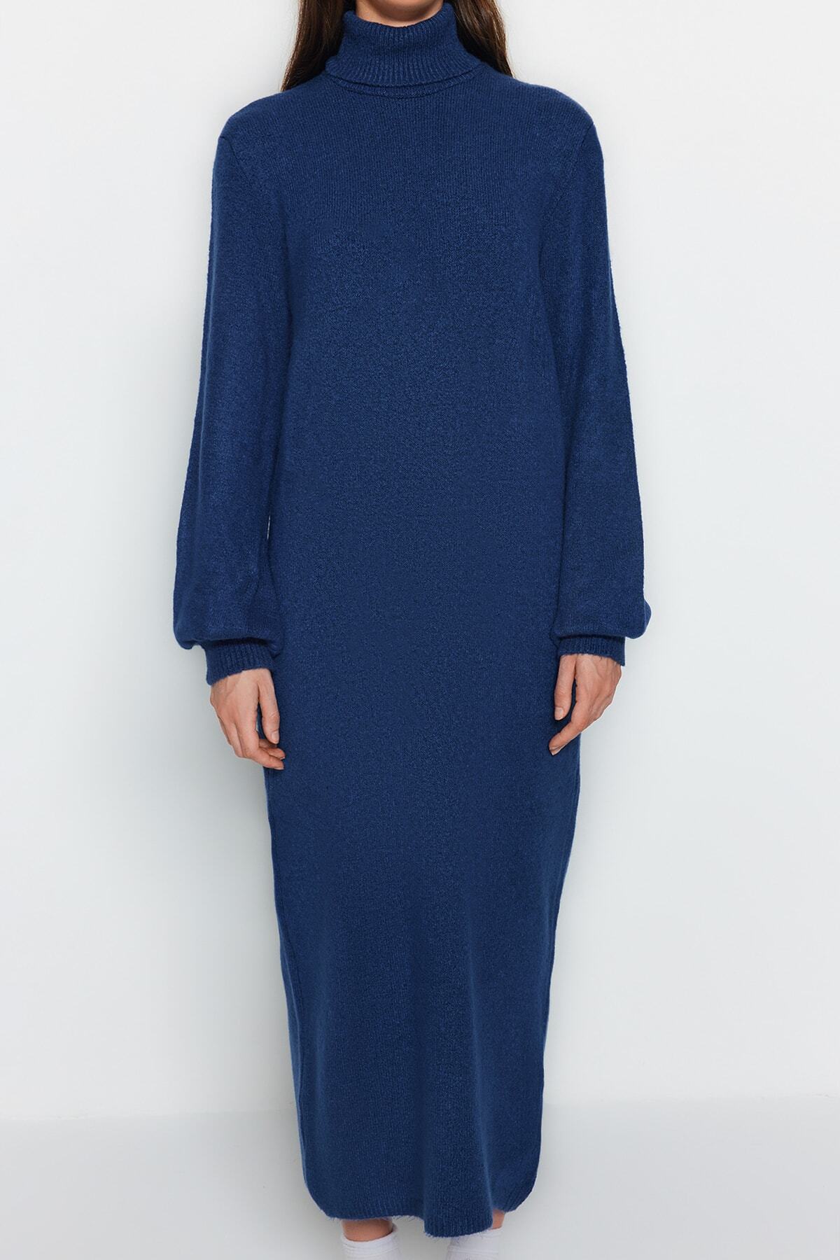 Trendyol Collection Sukienka sweterkowa midi z miękkiej teksturowanej dzianiny w kolorze indygo - TWOAW24EL00033