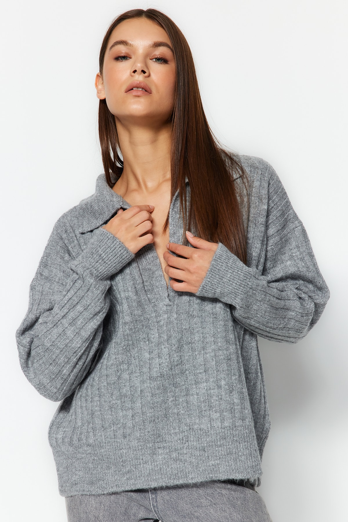 Trendyolmilla  Gri Yumuşak Dokulu Polo Yaka Triko Kazak TWOAW24KZ00678 - Görsel 3