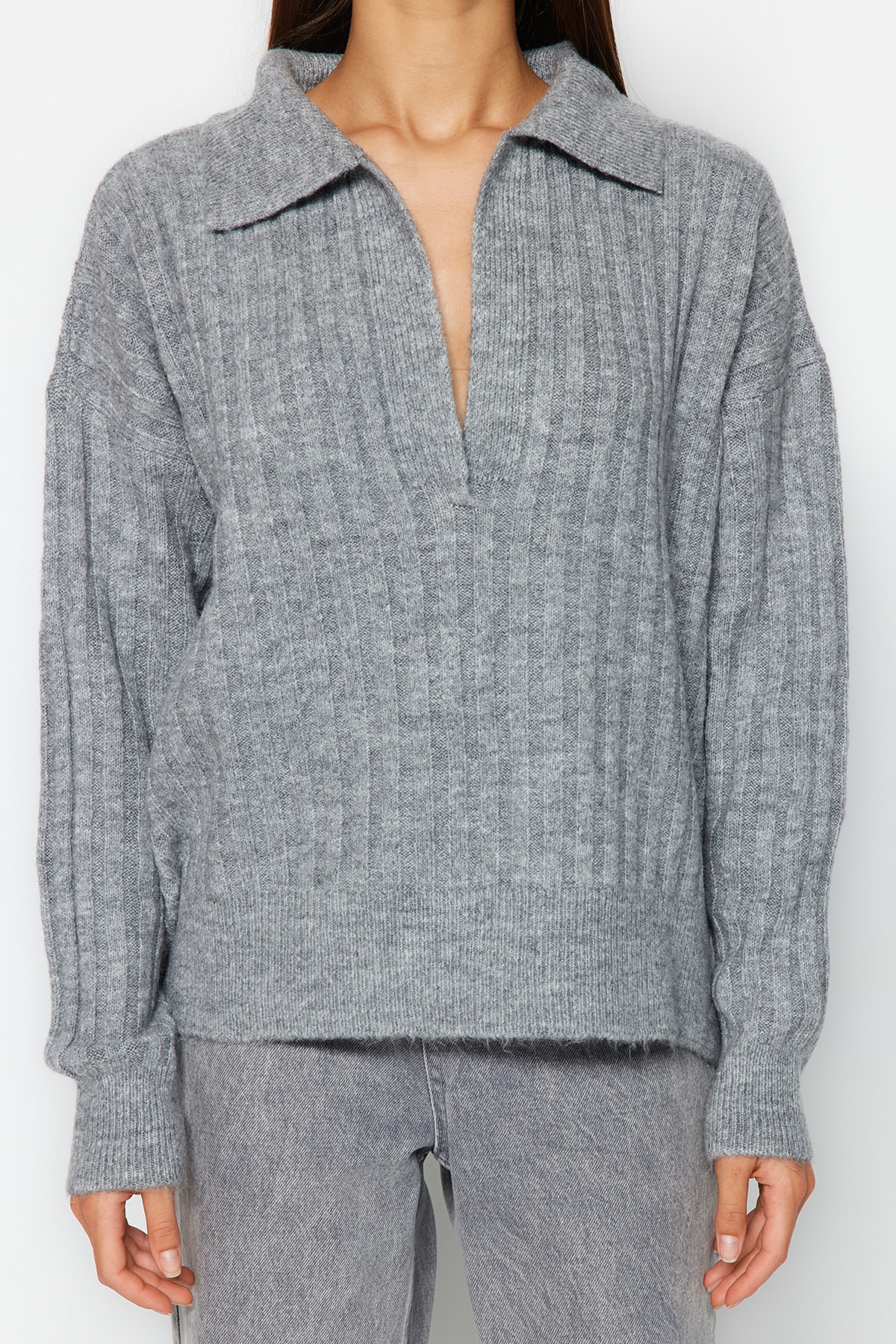 Trendyolmilla  Gri Yumuşak Dokulu Polo Yaka Triko Kazak TWOAW24KZ00678 - Görsel 4