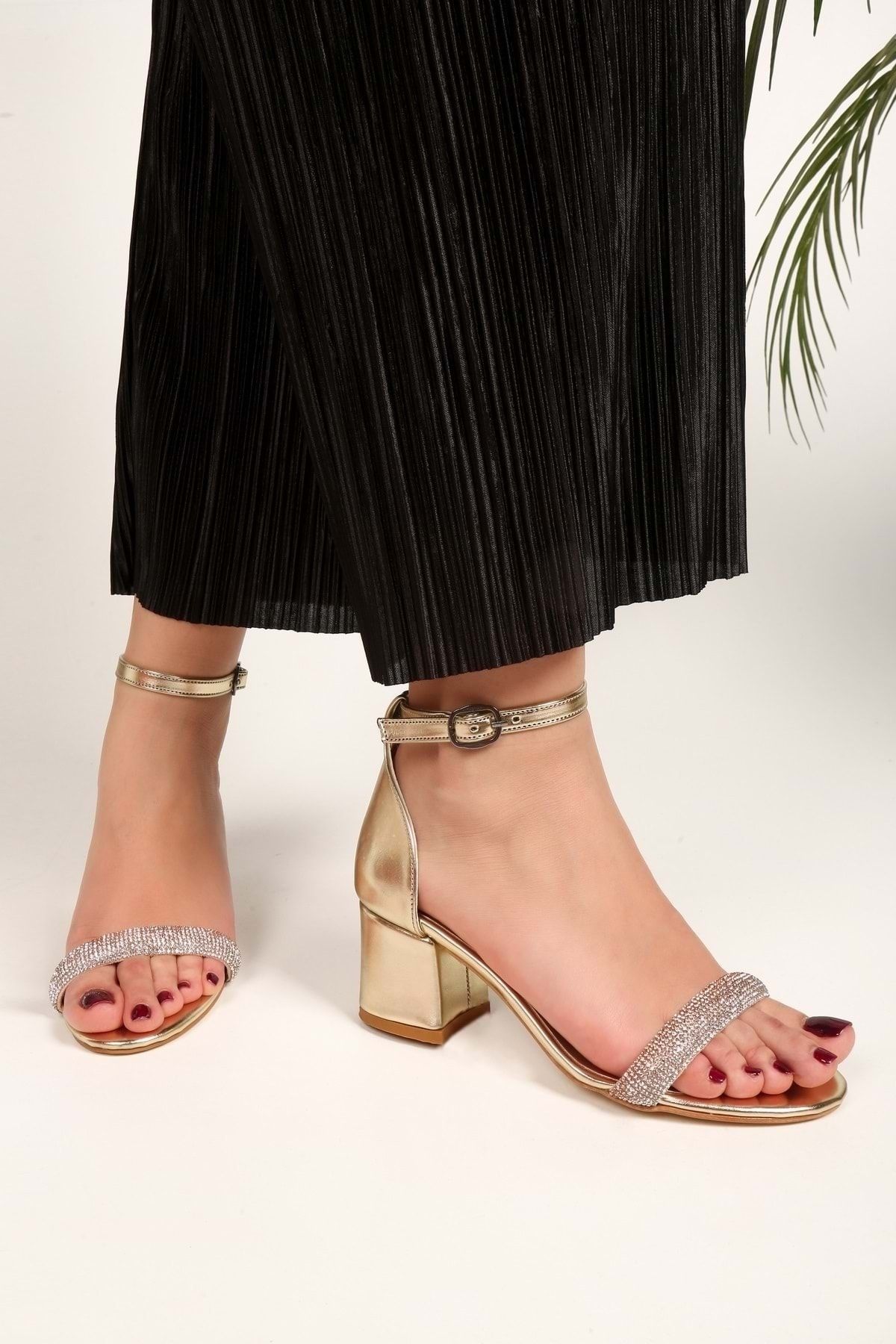Shoeberry-حذاء بكعب وحزام واحد للسيدات من Aris Gold Metallic 2