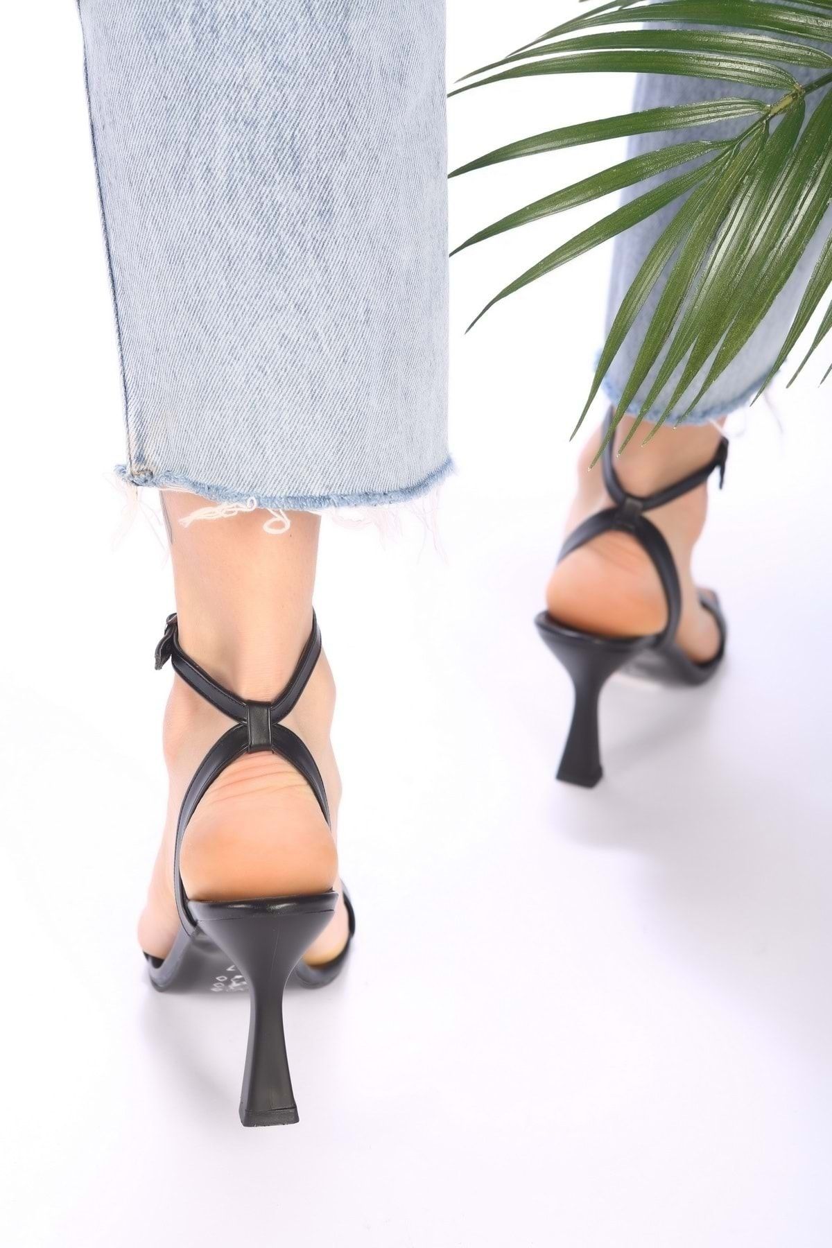 Shoeberry Damen-Schuhe „Venna Black Skin“ mit einzelnem Riemen und Absatz -  Trendyol