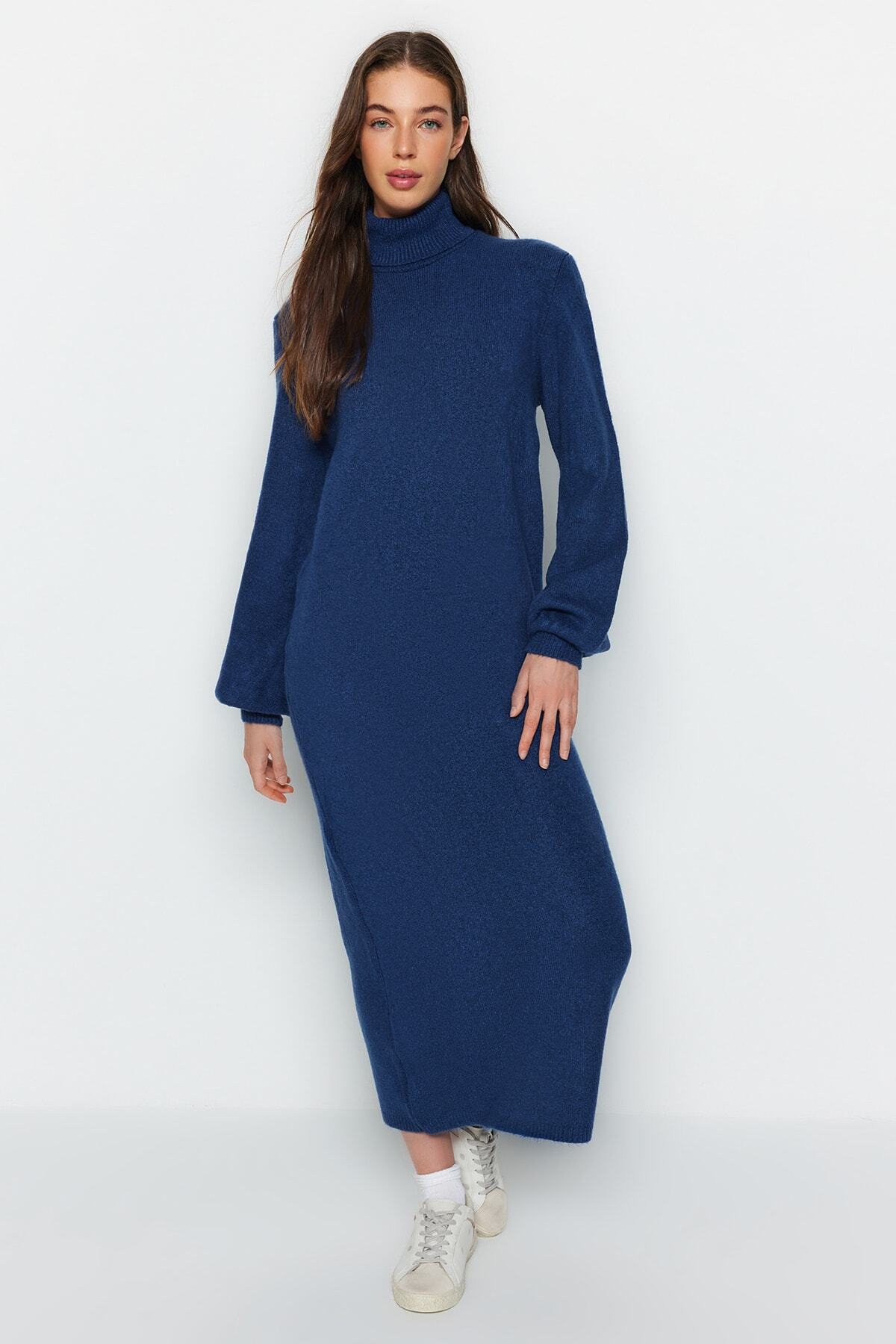 Trendyol Collection Sukienka sweterkowa midi z miękkiej teksturowanej dzianiny w kolorze indygo - TWOAW24EL00033