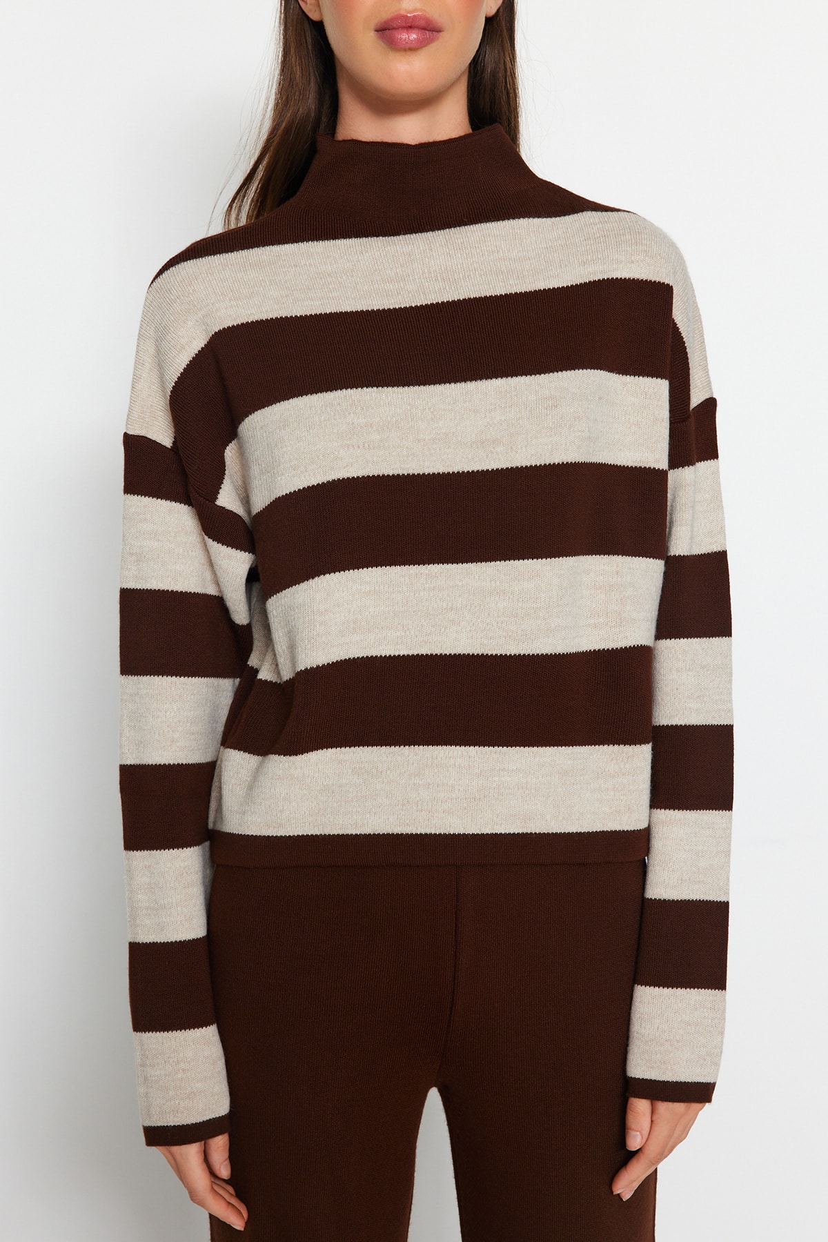 Kolekcia Trendyol Hnedý pruhovaný pletený oblek Wide Fit - TWOAW24AU00020