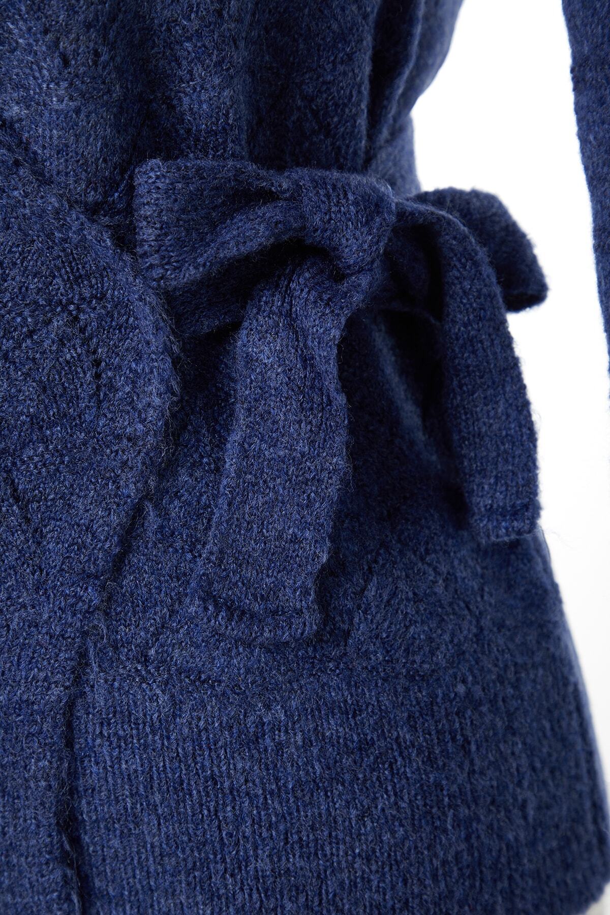 Trendyol Collection-Indigoblauer Strickpullover mit weichem Strukturmuster und zweireihigem Kragen TWOAW24KZ00837 7