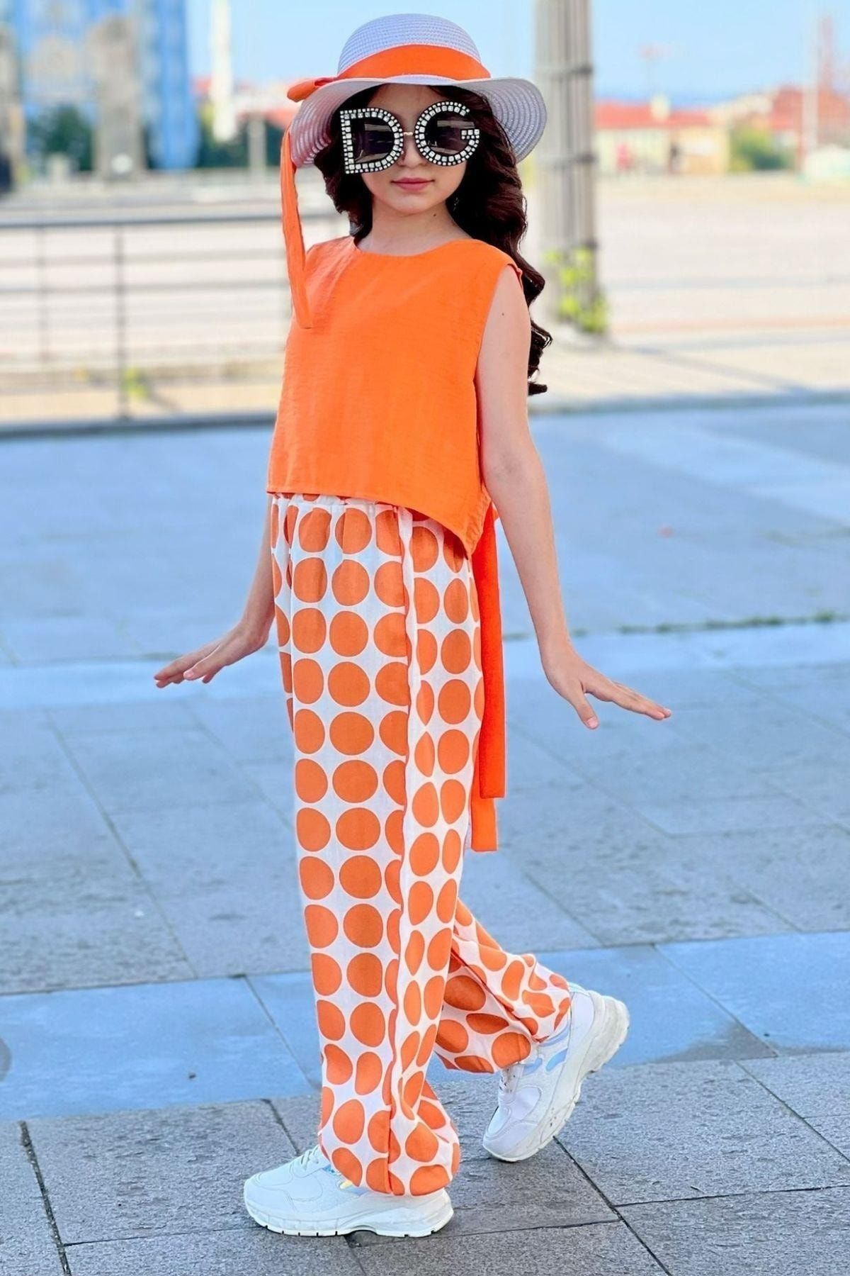 Riccotarz Mädchen-Set mit Rundhalsausschnitt, Trendyol Unter- und ärmellosem Oberteil - Rücken orangefarbenem gepunktetem und Bindedetail
