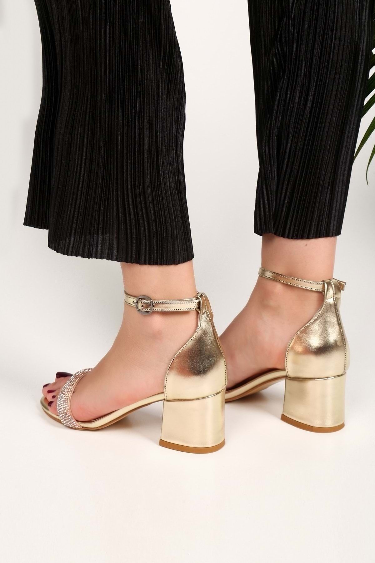 Shoeberry-حذاء بكعب وحزام واحد للسيدات من Aris Gold Metallic 4