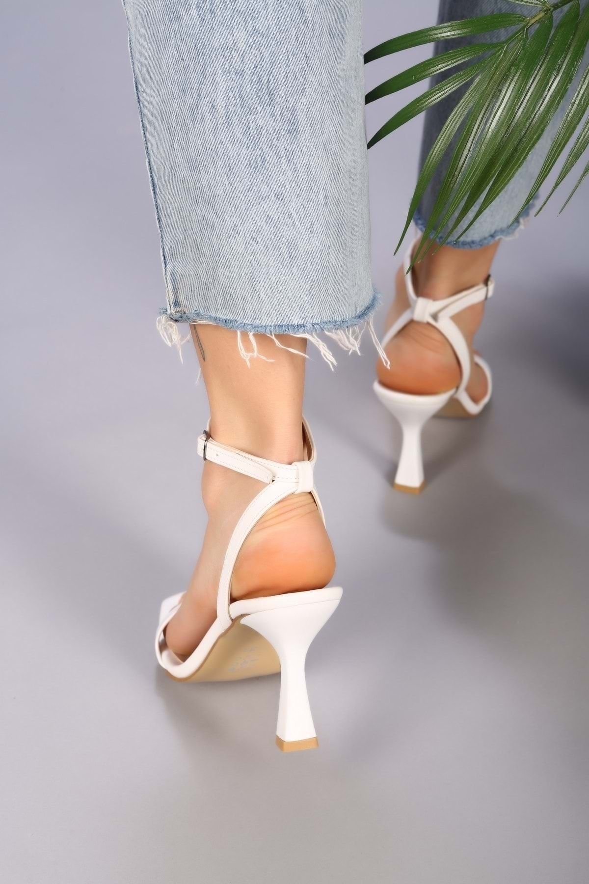 Shoeberry Damen-Schuhe „Venna White Skin“ mit einzelnem Riemen und Absatz -  Trendyol