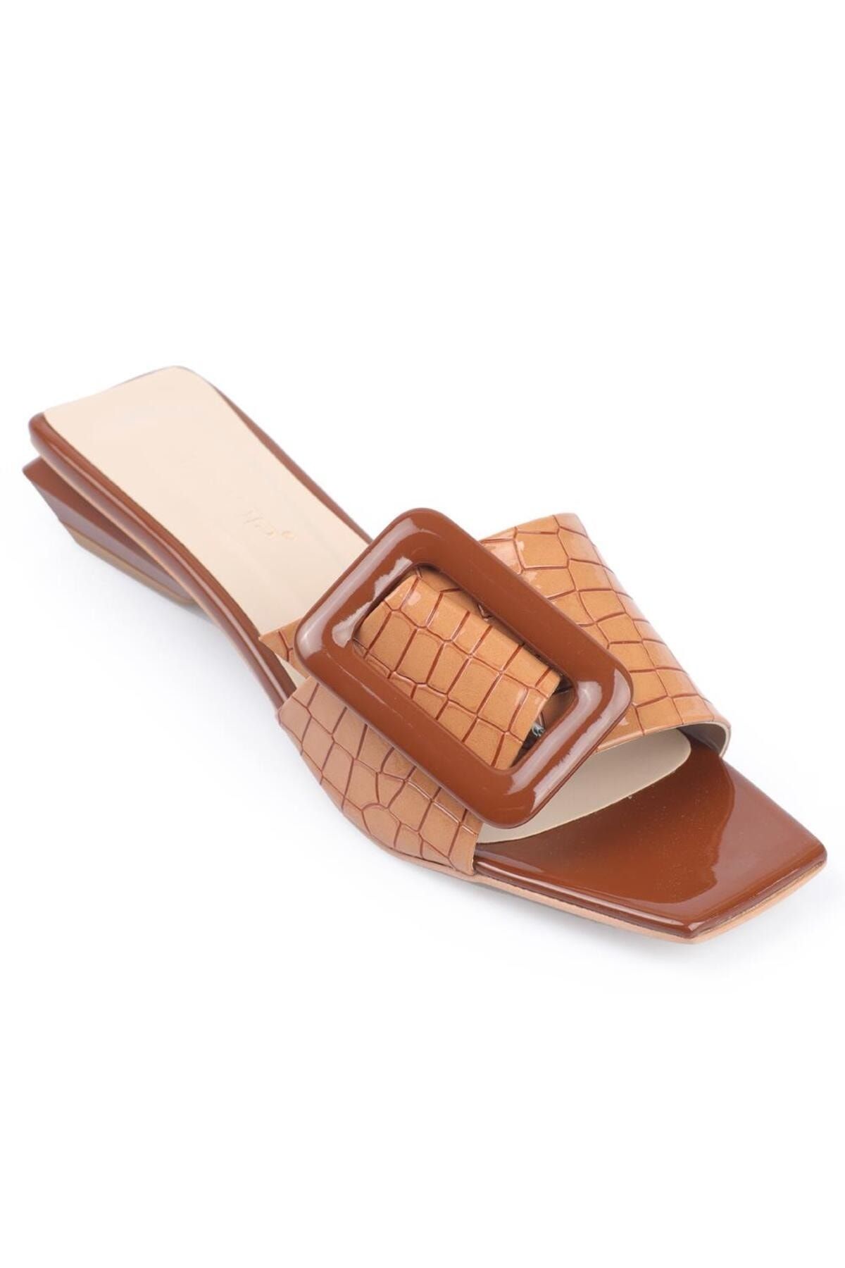 Capone Outfitters-Γυναικείες παντόφλες Capone με κοντό τακούνι με πόρπη λουστρίνι Crocodile Light Tan 5