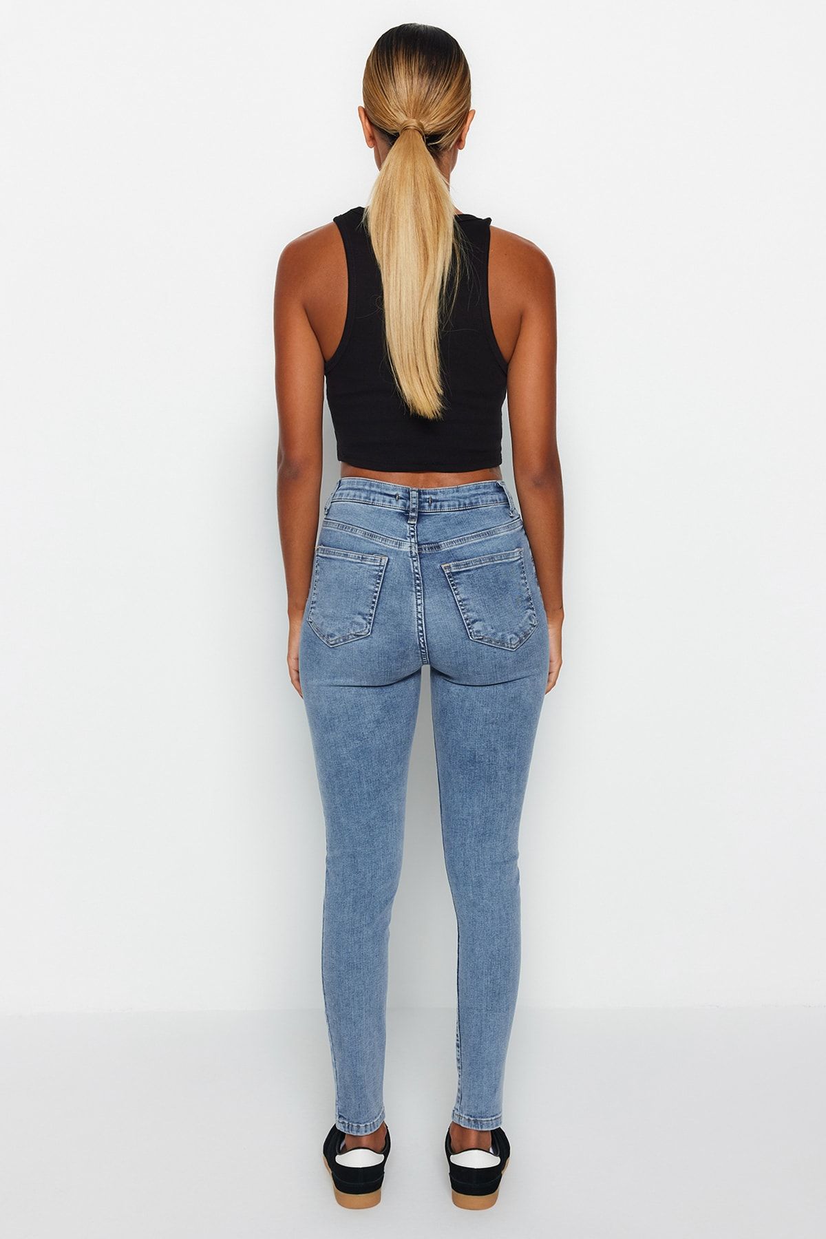 Trendyol Collection-Hellblaue High Waist Skinny Jeans mit Shaping-Effekt TWOAW24JE00070 6