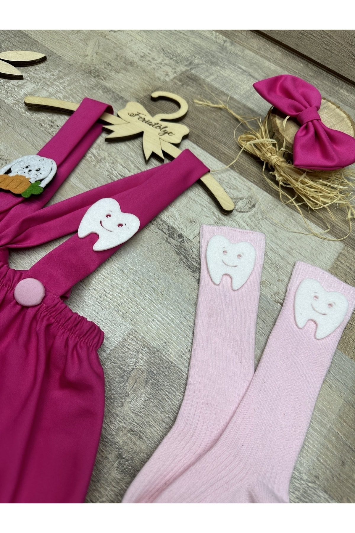 Feriatolye Kız bebek diş buğdayı pembe etek salopet bloomer çorap toka seti fotoğrafı 5 (önizleme)