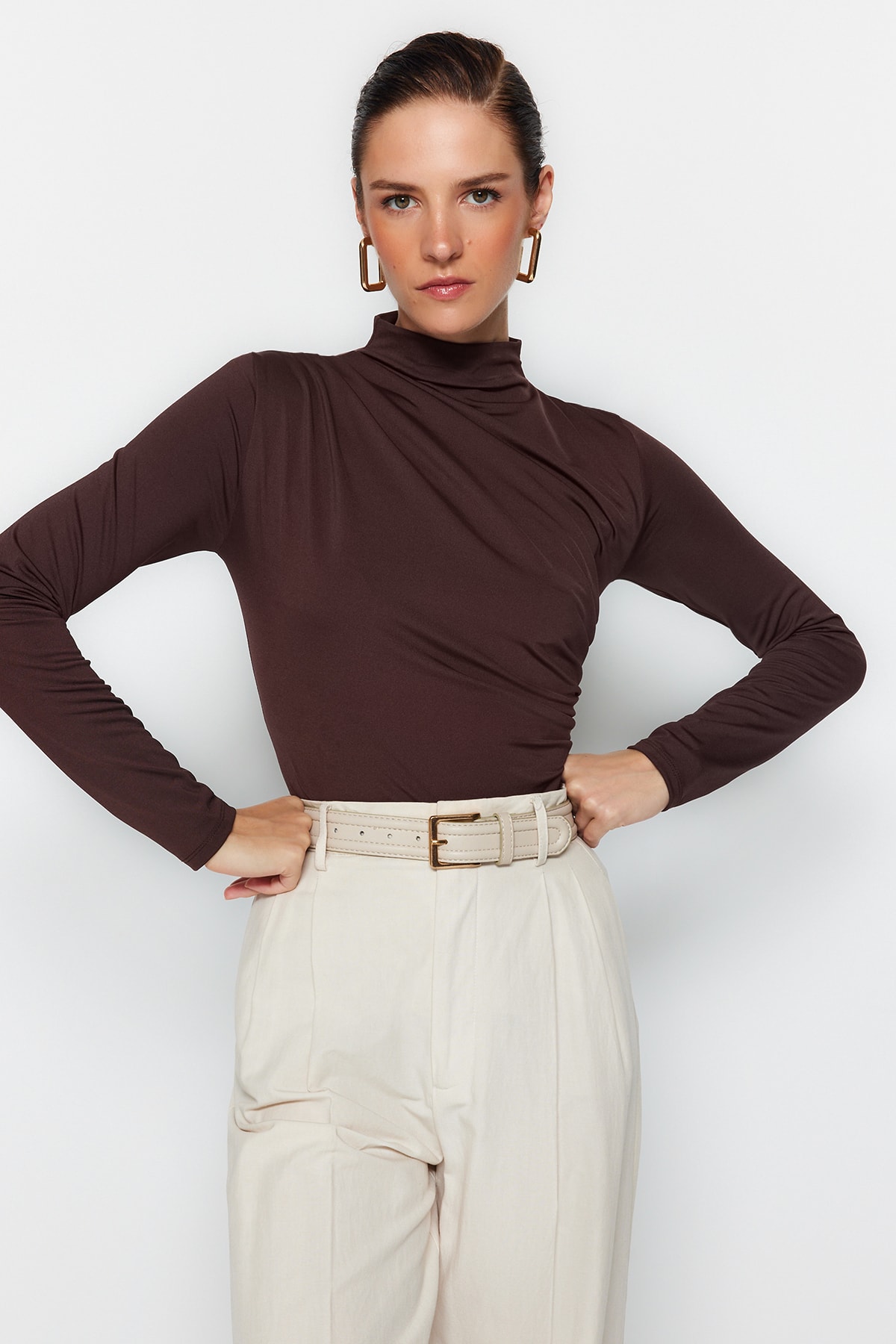 Trendyol Collection Hnědé pletené tělo s detailním roztahovacím límečkem a patentkami TWOAW24BD00014