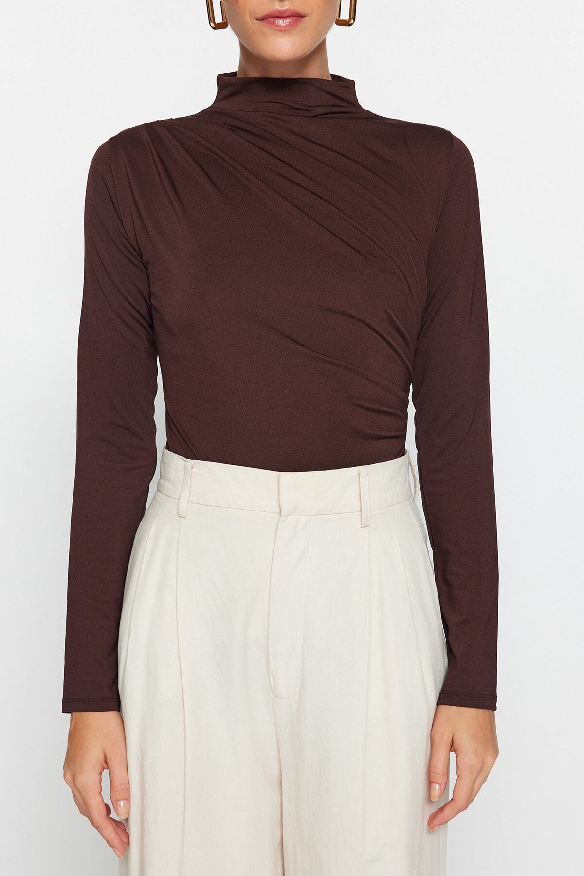 Trendyol Collection Brauner Stretch-Strickbody mit Stehkragen und Druckknöpfen, gerafftem Detail TWOAW24BD00014