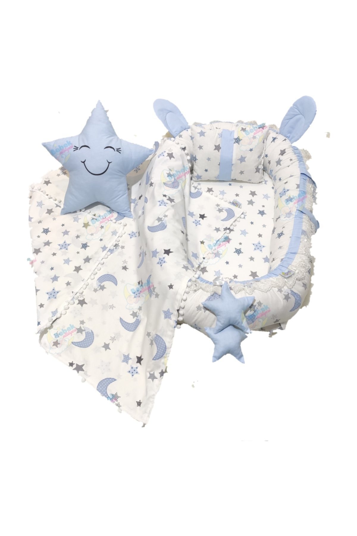Bebek Atölyesi Mavi Beyaz Yıldız Desenli Kulaklı Ponpon Battaniye Ve Yıldız Yastık Seti