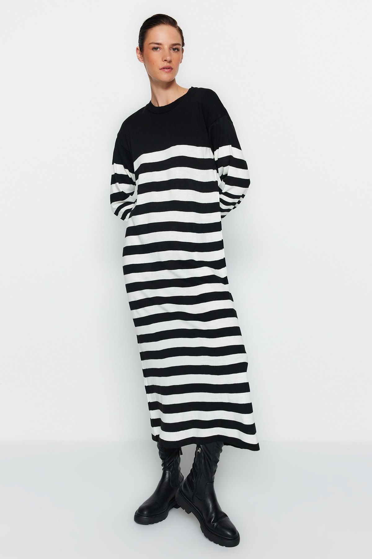 Trendyol Modest Długa Dzianinowa Sukienka W Czarno-białe Paski Kobieta - S