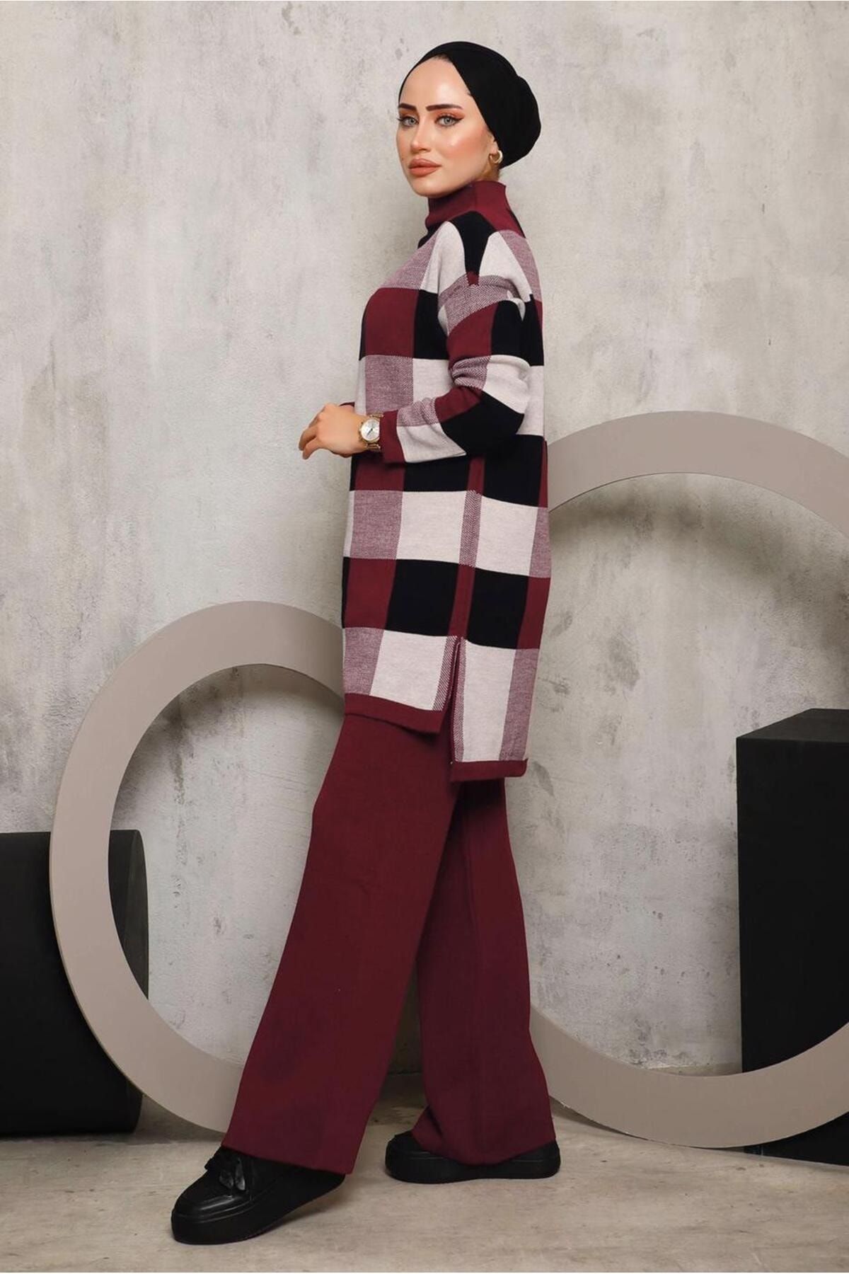 Burgundy top ankle pants