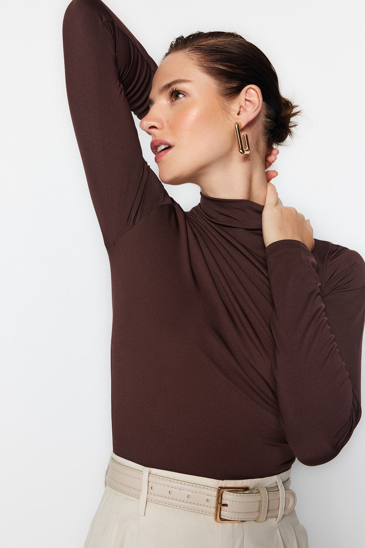 Trendyol Collection Brauner Stretch-Strickbody mit Stehkragen und Druckknöpfen, gerafftem Detail TWOAW24BD00014