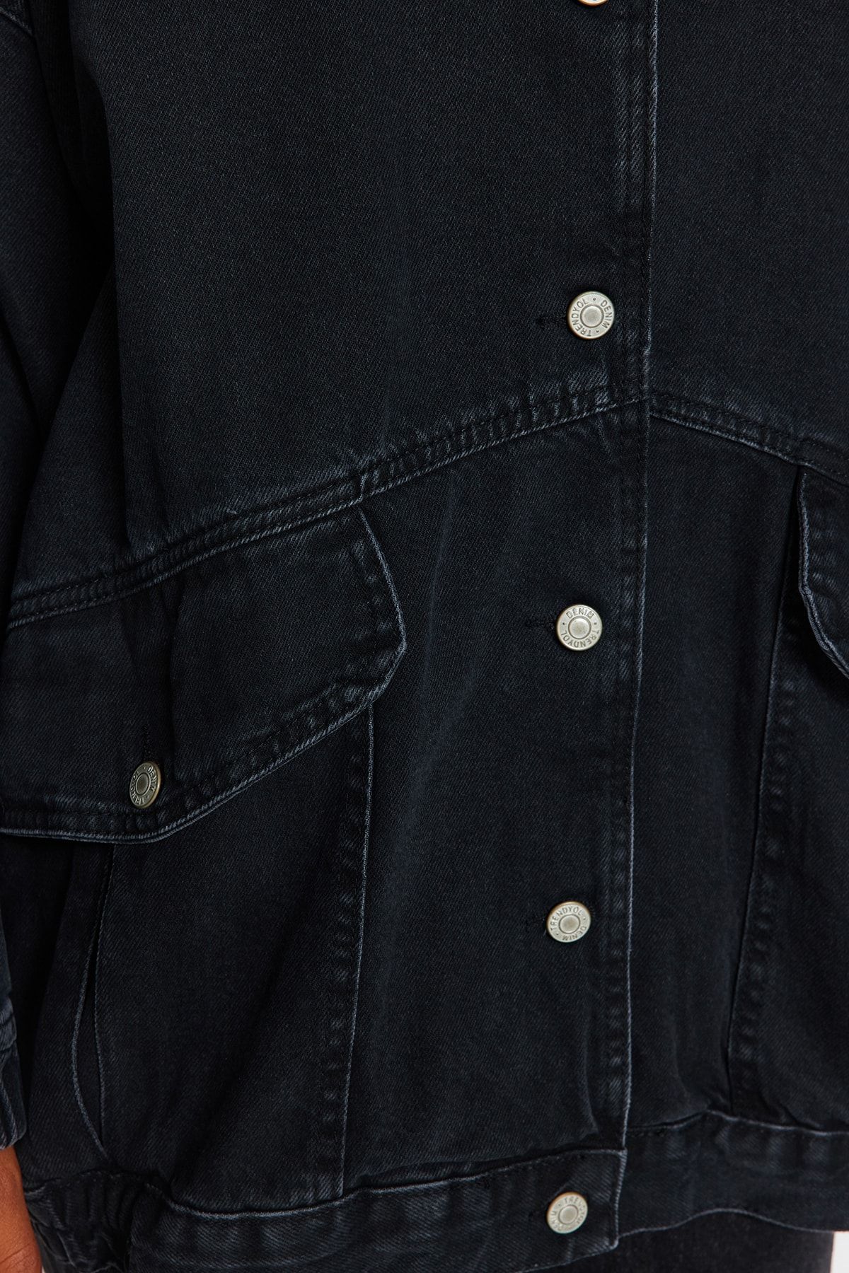 Kolekcia Trendyol-Čierna oversize džínsová bunda s detailom vrecka TWOSS21CE0289 5