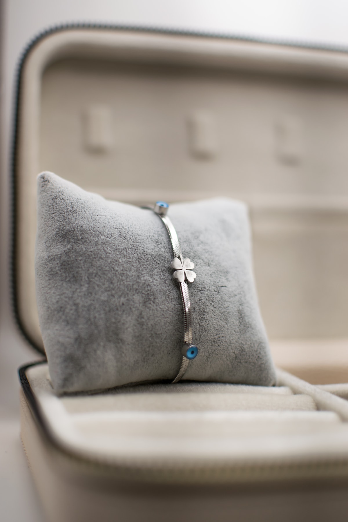 Yonca Motifli Nazar Boncuklu Gümüş Çelik Bileklik