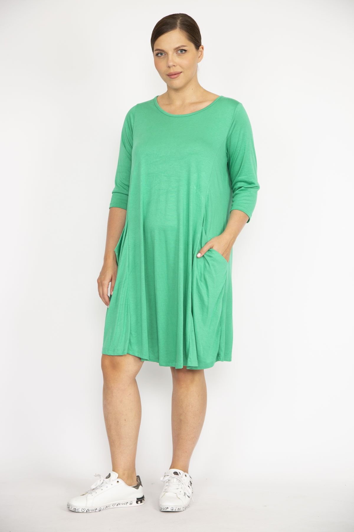 mit Şans Taschen Capri-Ärmeln und Grünes Rundhalsausschnitt und - Plus-Size-Damenkleid Trendyol