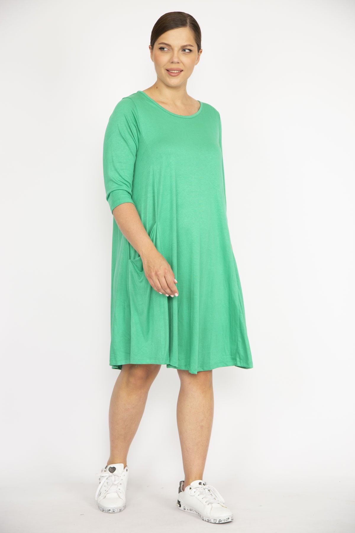 - Plus-Size-Damenkleid Grünes und Capri-Ärmeln Rundhalsausschnitt Trendyol und Şans Taschen mit
