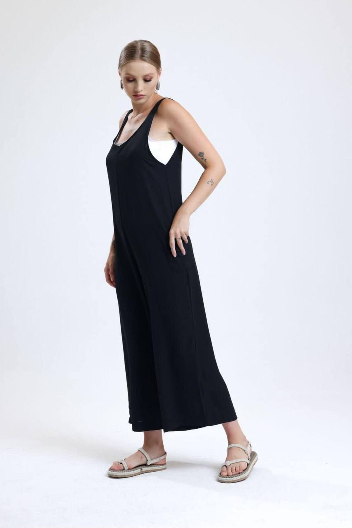 Jumpsuit shop with undershirt