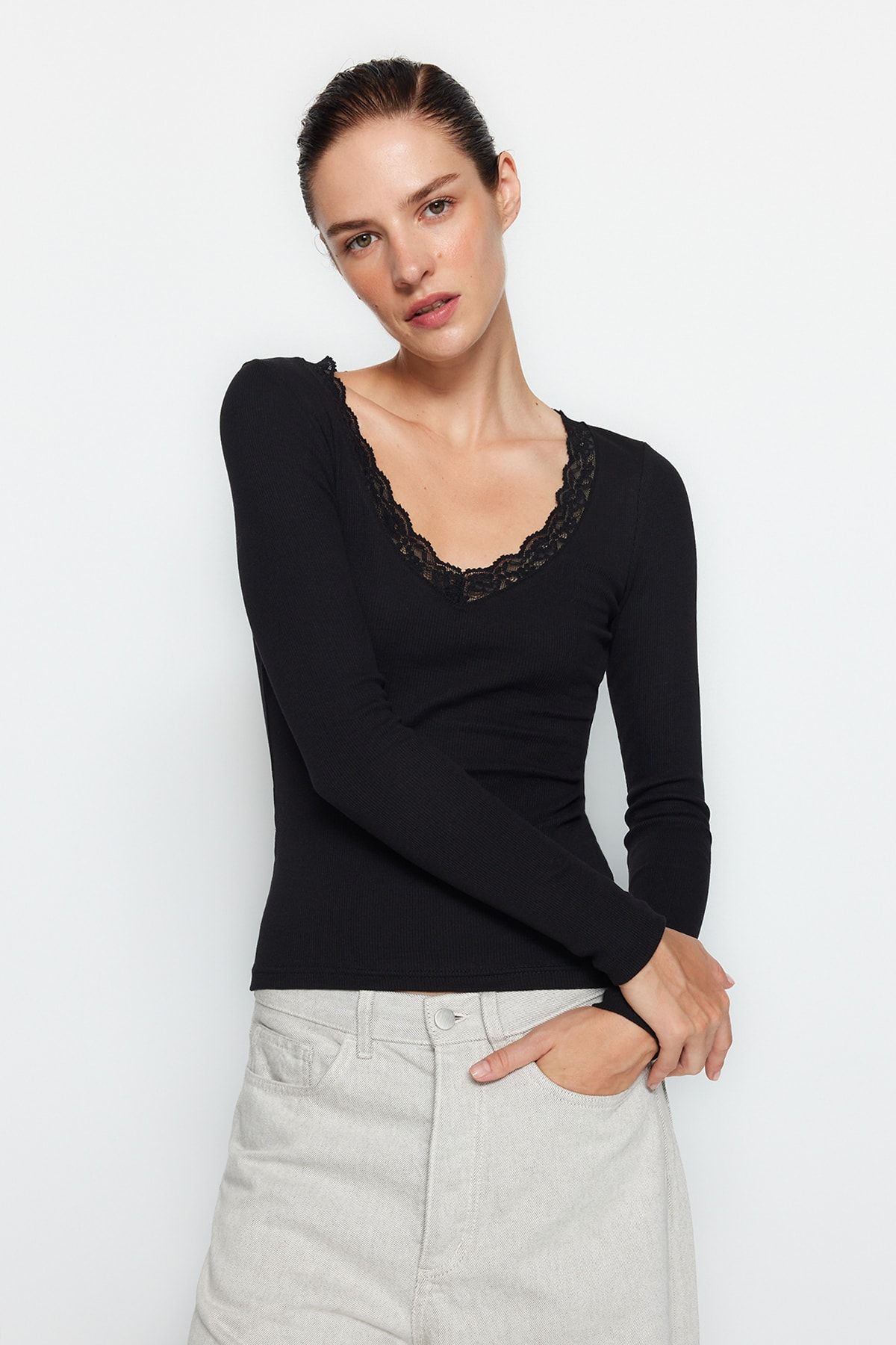 Trendyol Collection Elastyczna, Czarna Koronkowa Bluzka Bawełniana Z Koronkowymi Zdobieniami, Do Siedzenia - Twoaw24bz00070 Kobieta - S