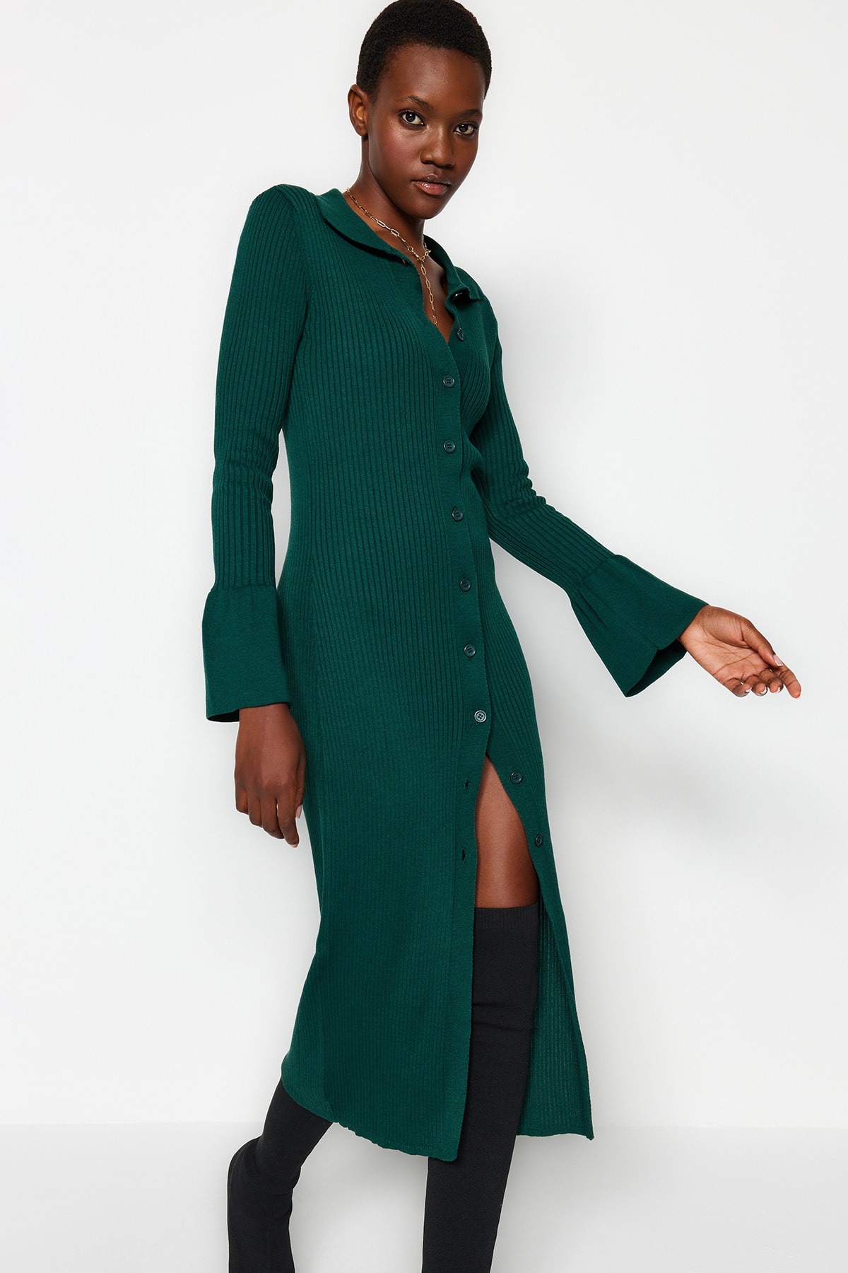 Trendyol Collection Smaragdově zelené mercerované dlouhé šaty s detailním rukávem Maxi úplet TWOAW24EL00046